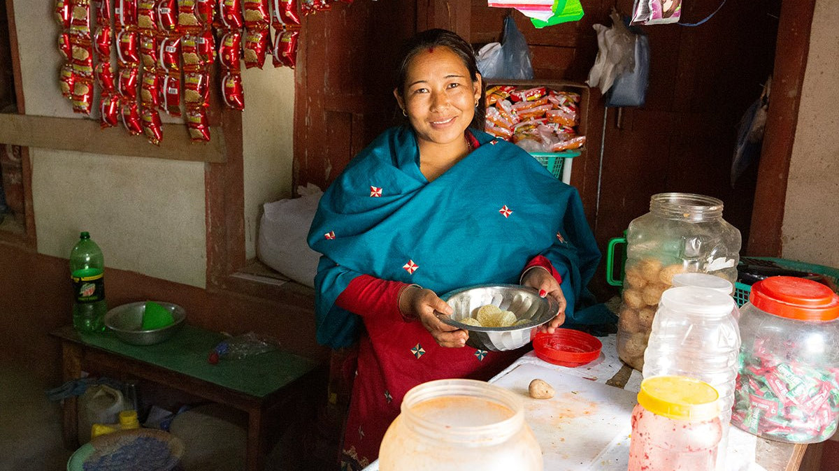 Elokuun terveisiä Lalitpurista! Kauppa tuo tasaisen elannon 31-vuotiaalle Bimalalle. - Kaiko Clothing Company Oy