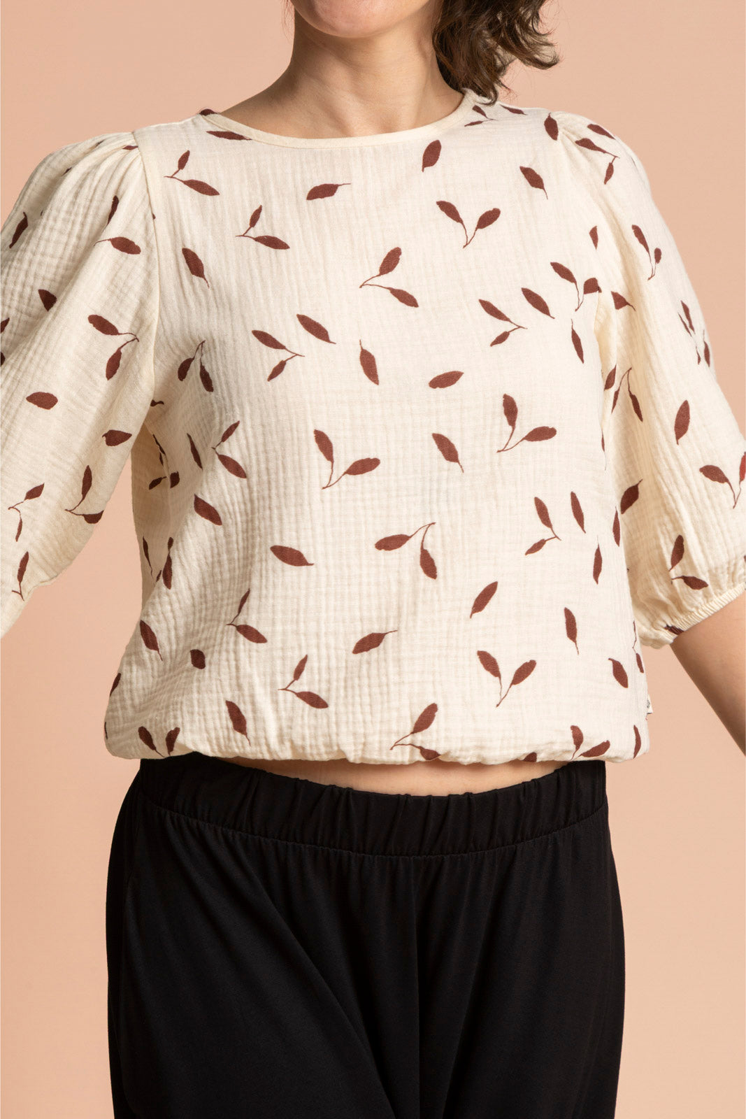 Naisten vaalea musliininen paita minimalistisella kuosilla | modelheight:163, size:XS