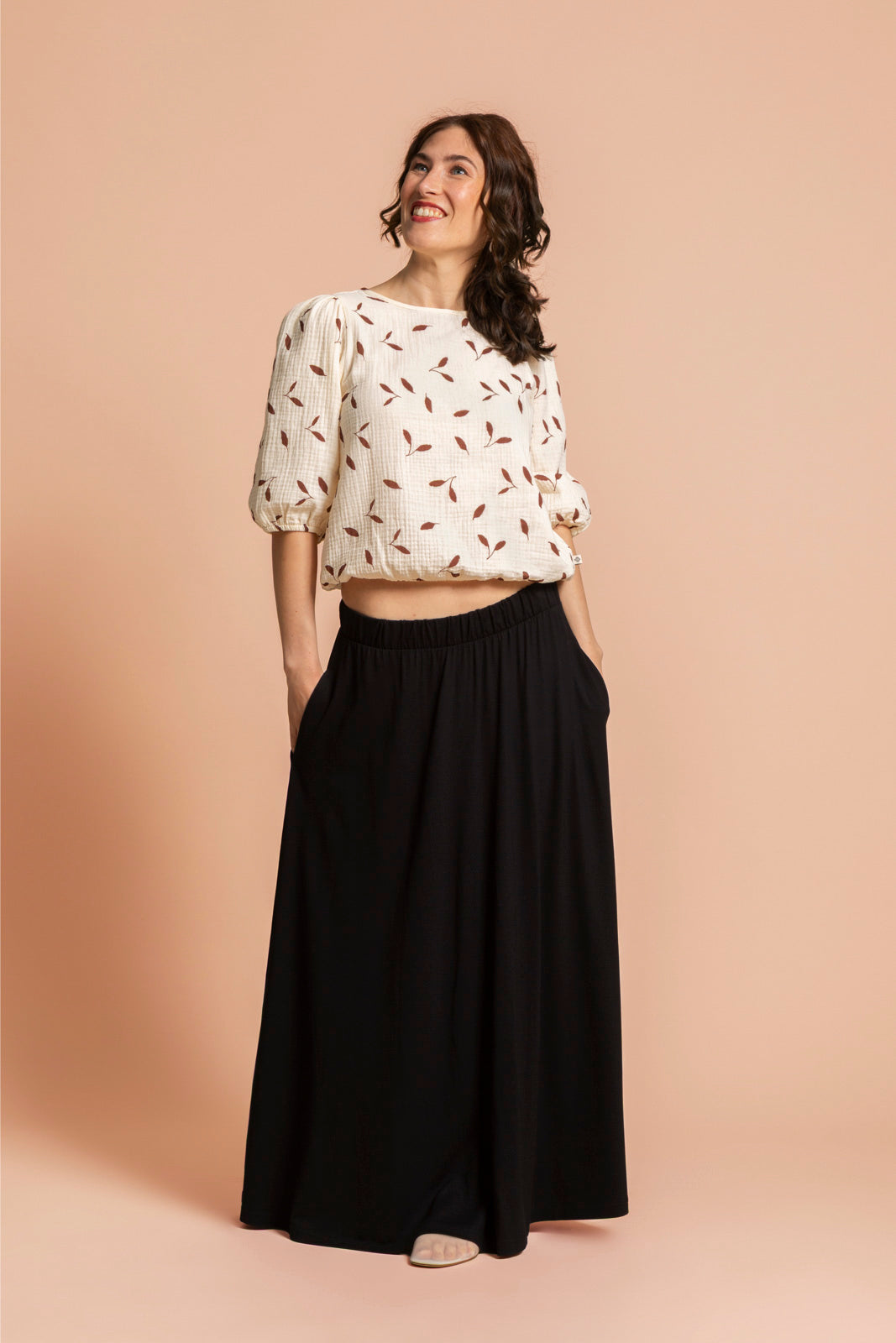 Naisten vaalea musliininen paita minimalistisella kuosilla | modelheight:163, size:XS