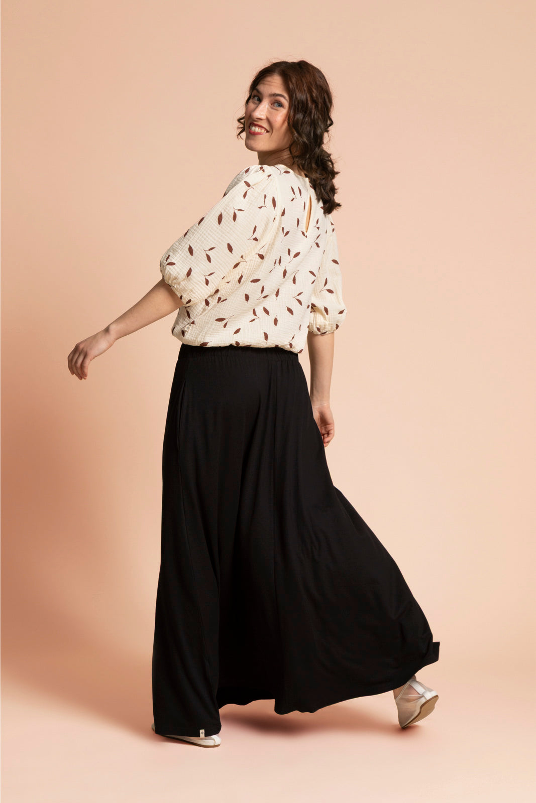 Naisten vaalea musliininen paita minimalistisella kuosilla | modelheight:163, size:XS