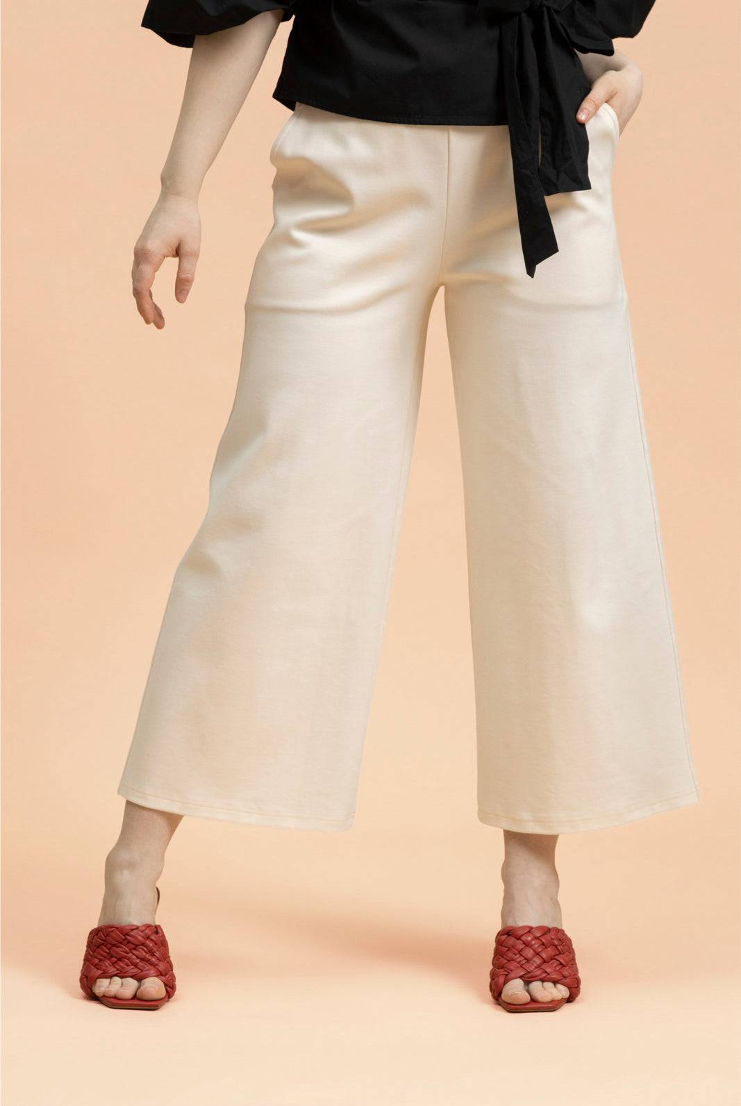 Naisten kermanvalkoiset culottes-housut | modelheight:164, size:XS