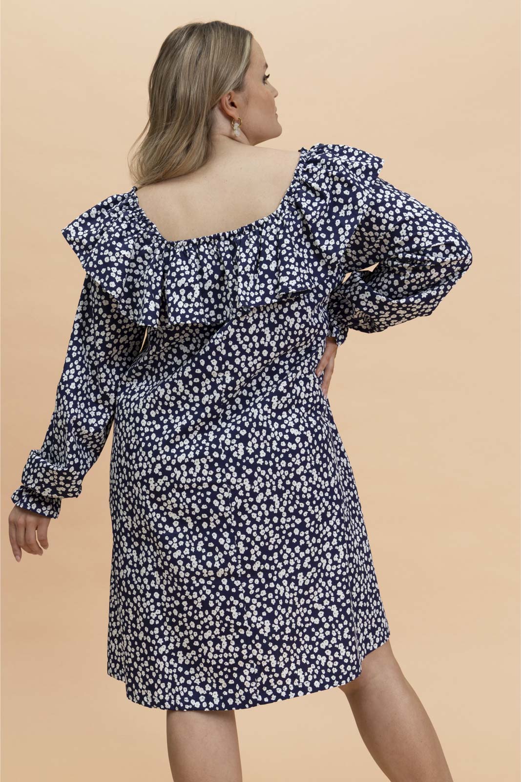 Naisten tummansininen mekko minimalistella kukkakuosilla| modelheight:166, size:M