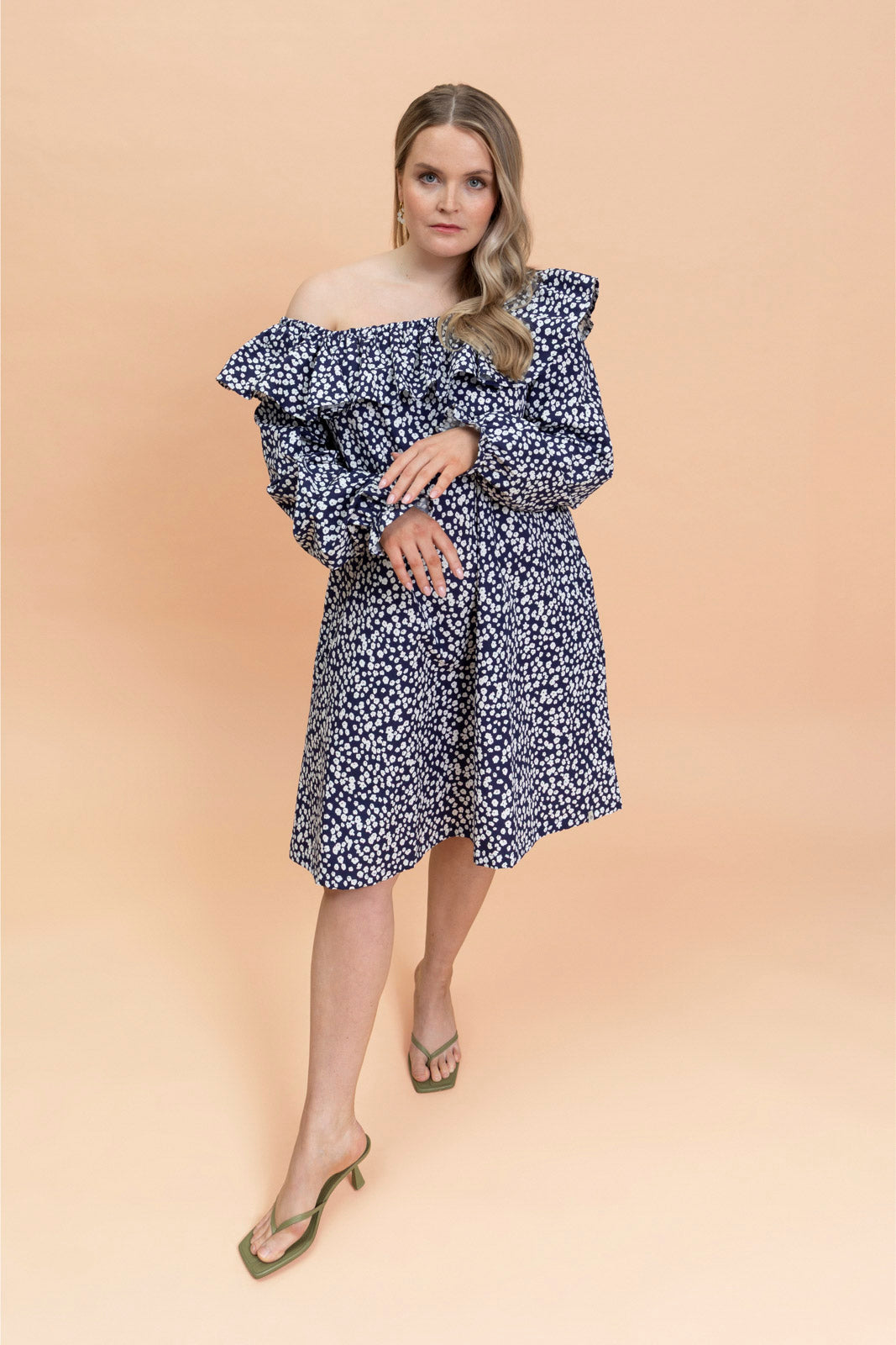 Naisten tummansininen mekko minimalistella kukkakuosilla| modelheight:166, size:M