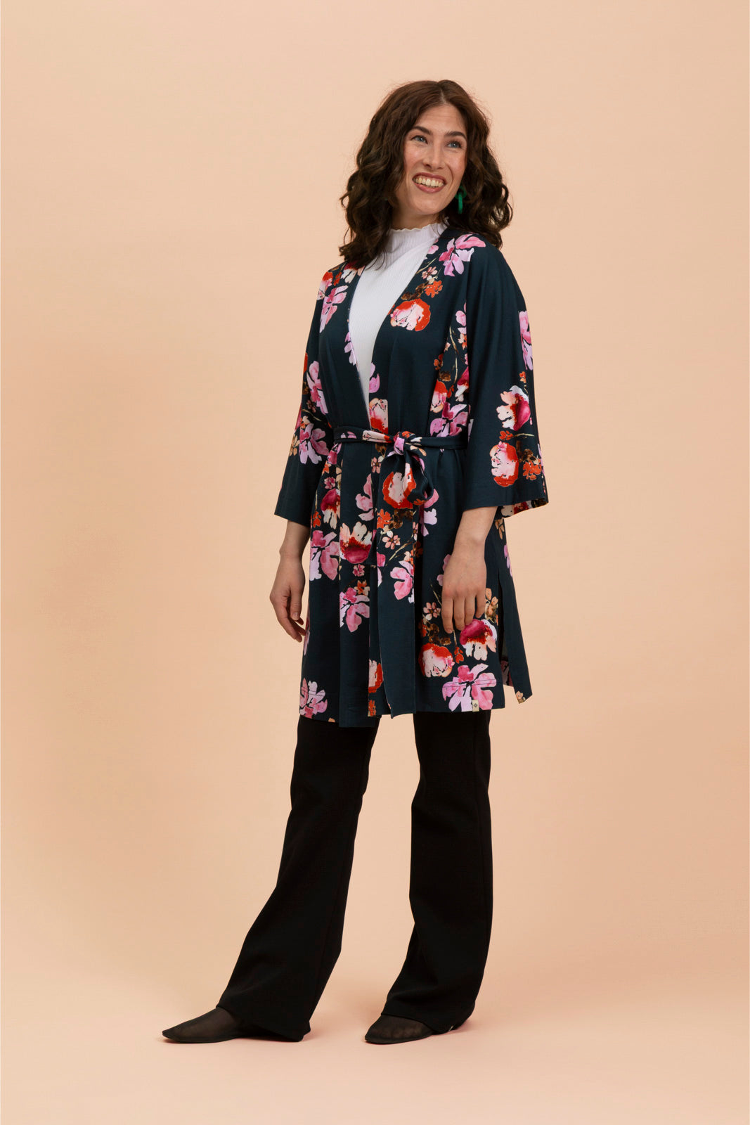 Naisten tummansininen puuvillatakki kukkakuviolla | modelheight:163, size:XS