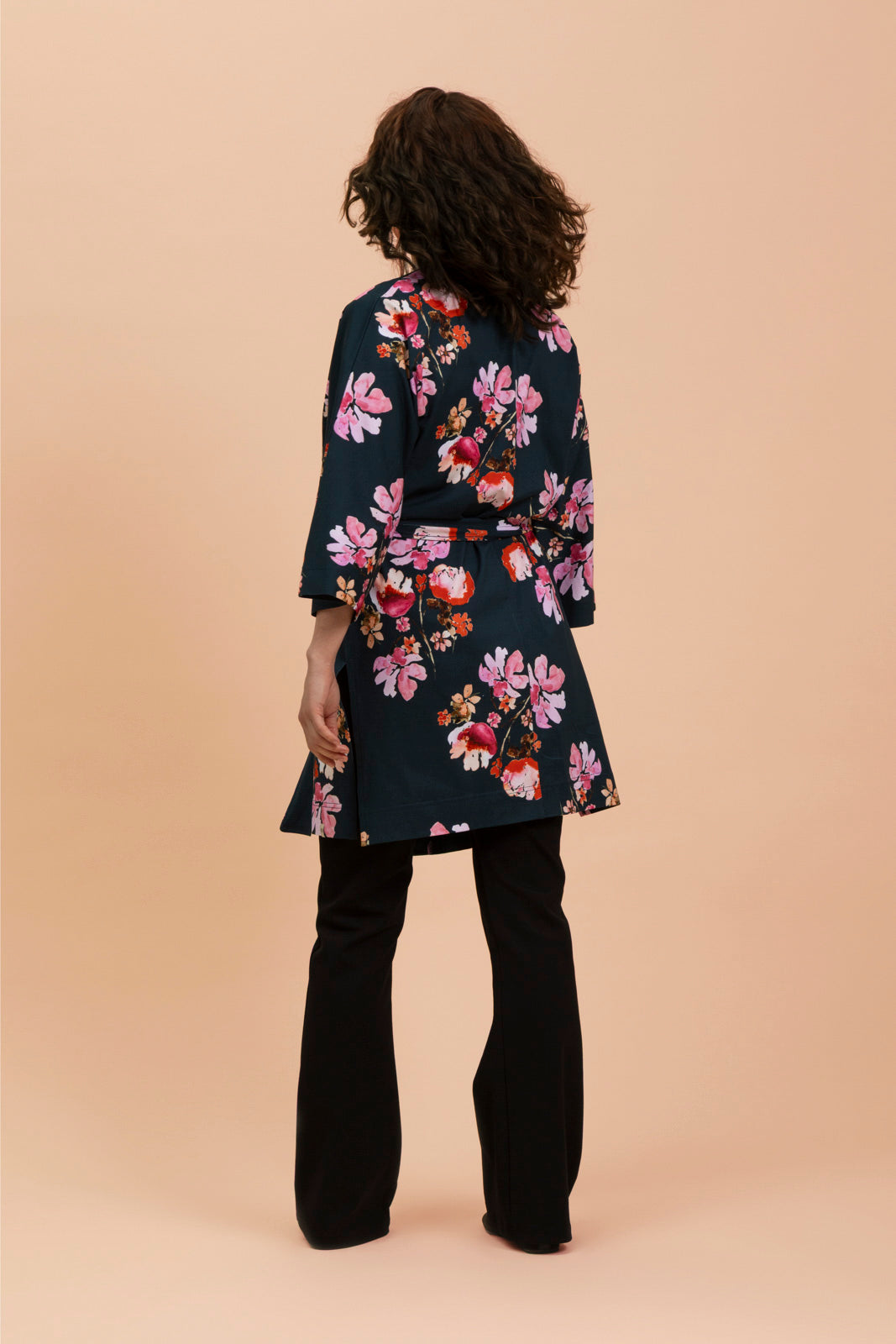 Naisten tummansininen puuvillatakki kukkakuviolla | modelheight:163, size:XS