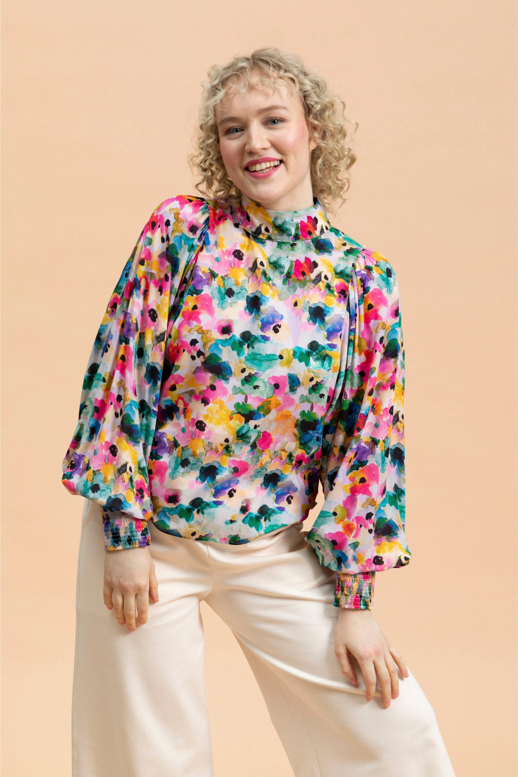 Naisten värikäs juhlapaita | modelheight:164, size:XS