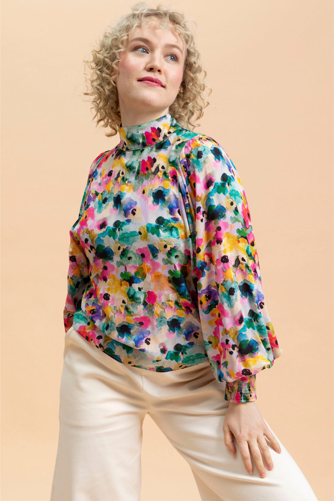 Naisten värikäs juhlapaita | modelheight:164, size:XS