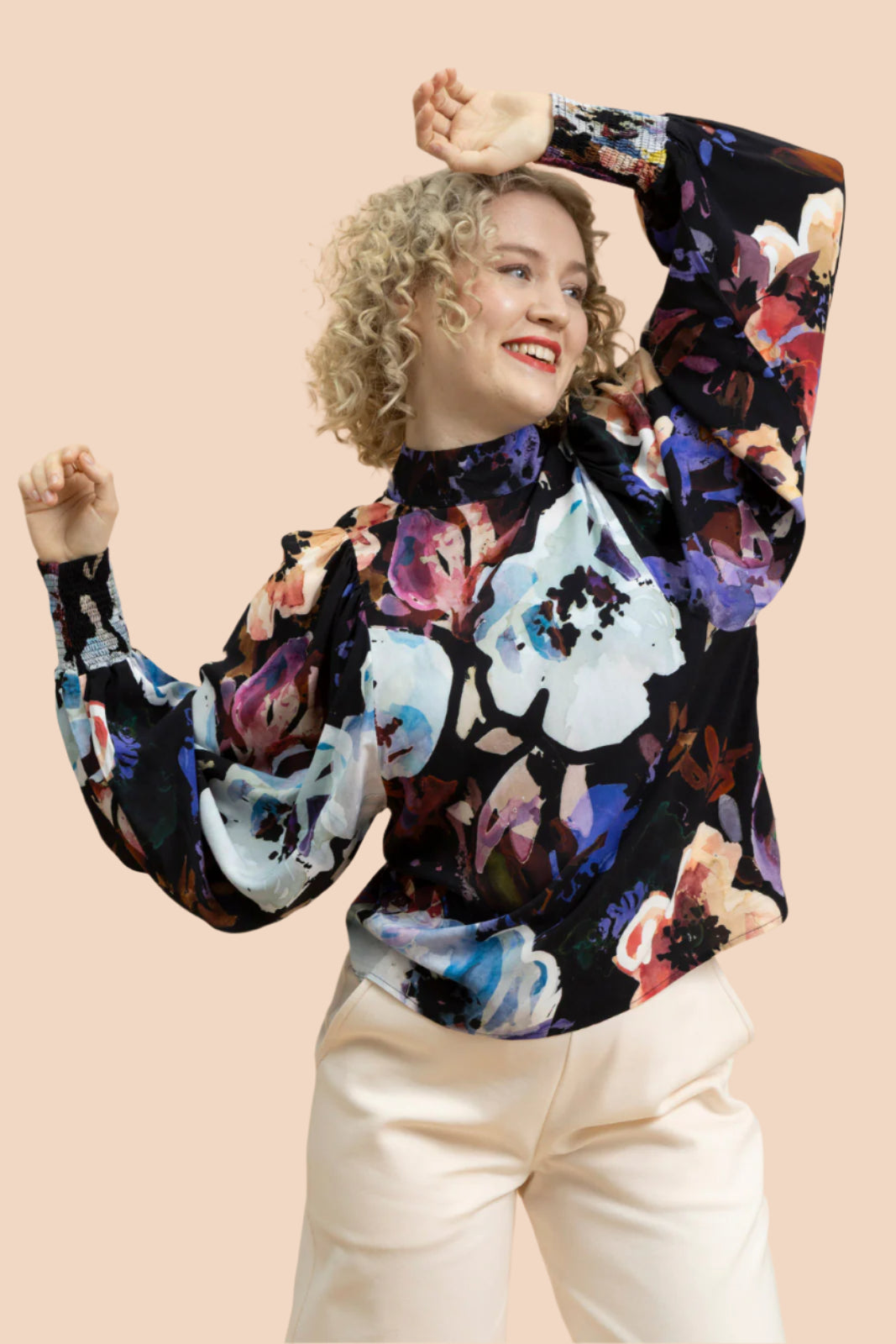 Naisten musta kukkakuosinen paita | modelheight:164, size:XS