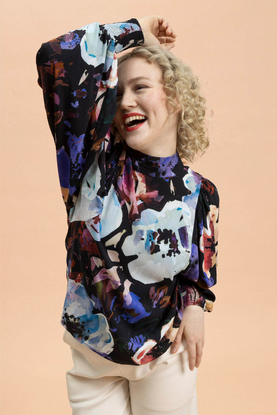 Naisten musta kukkakuosinen paita | modelheight:164, size:XS