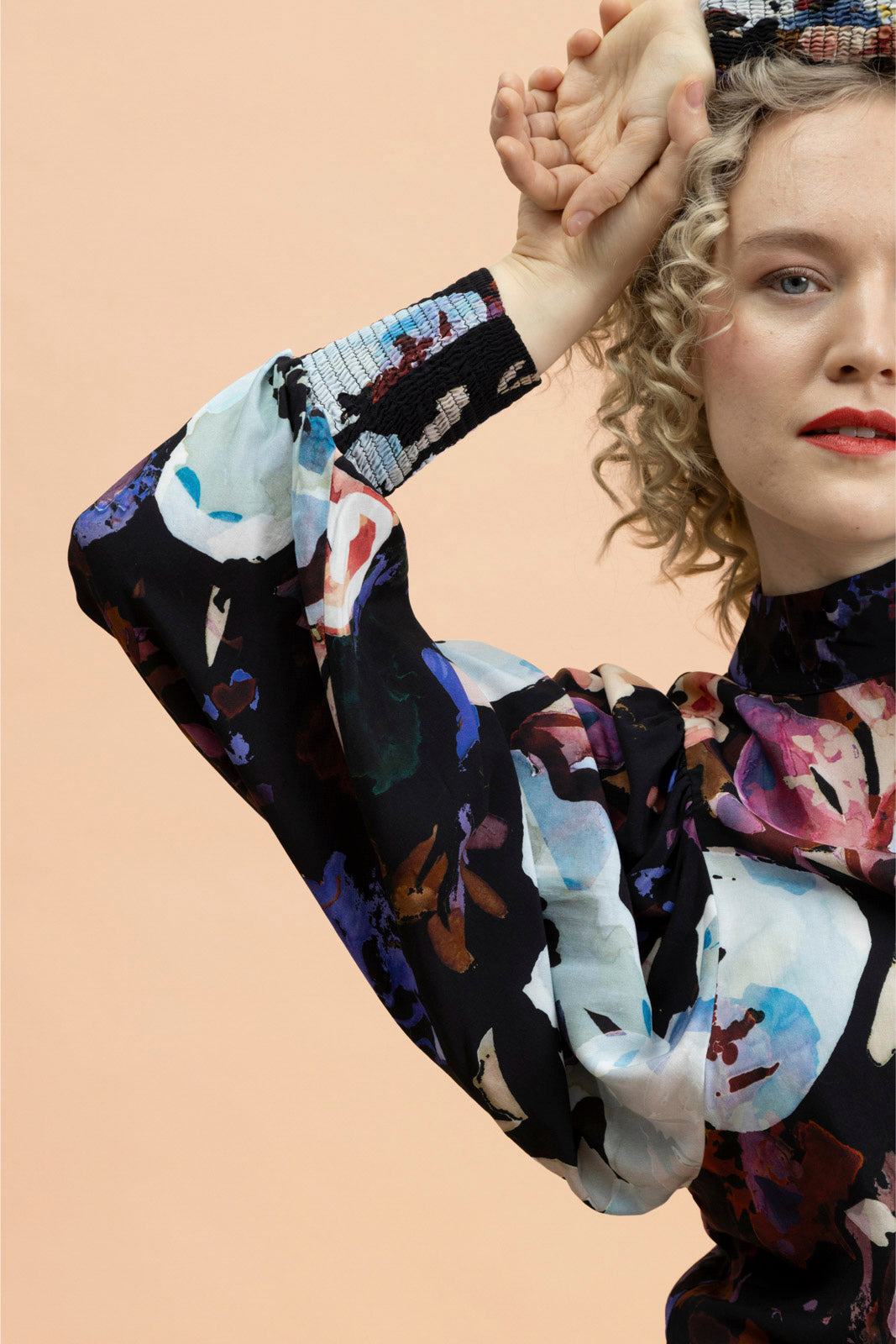 Naisten musta kukkakuosinen paita | modelheight:164, size:XS