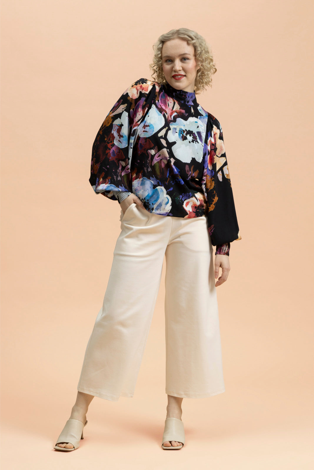 Naisten kermanvalkoiset culottes-housut | modelheight:164, size:XS