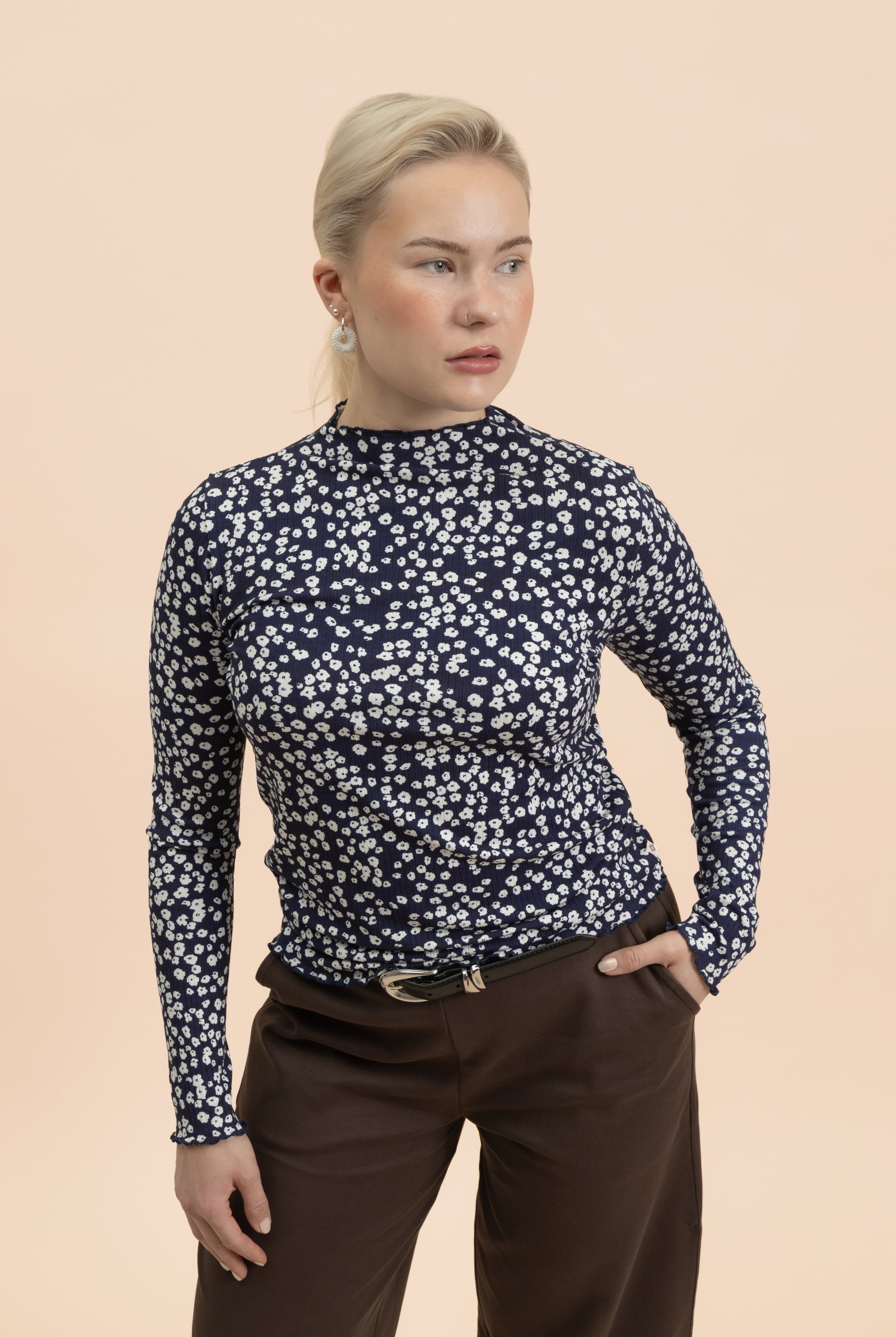 | modelheight:169, size:M