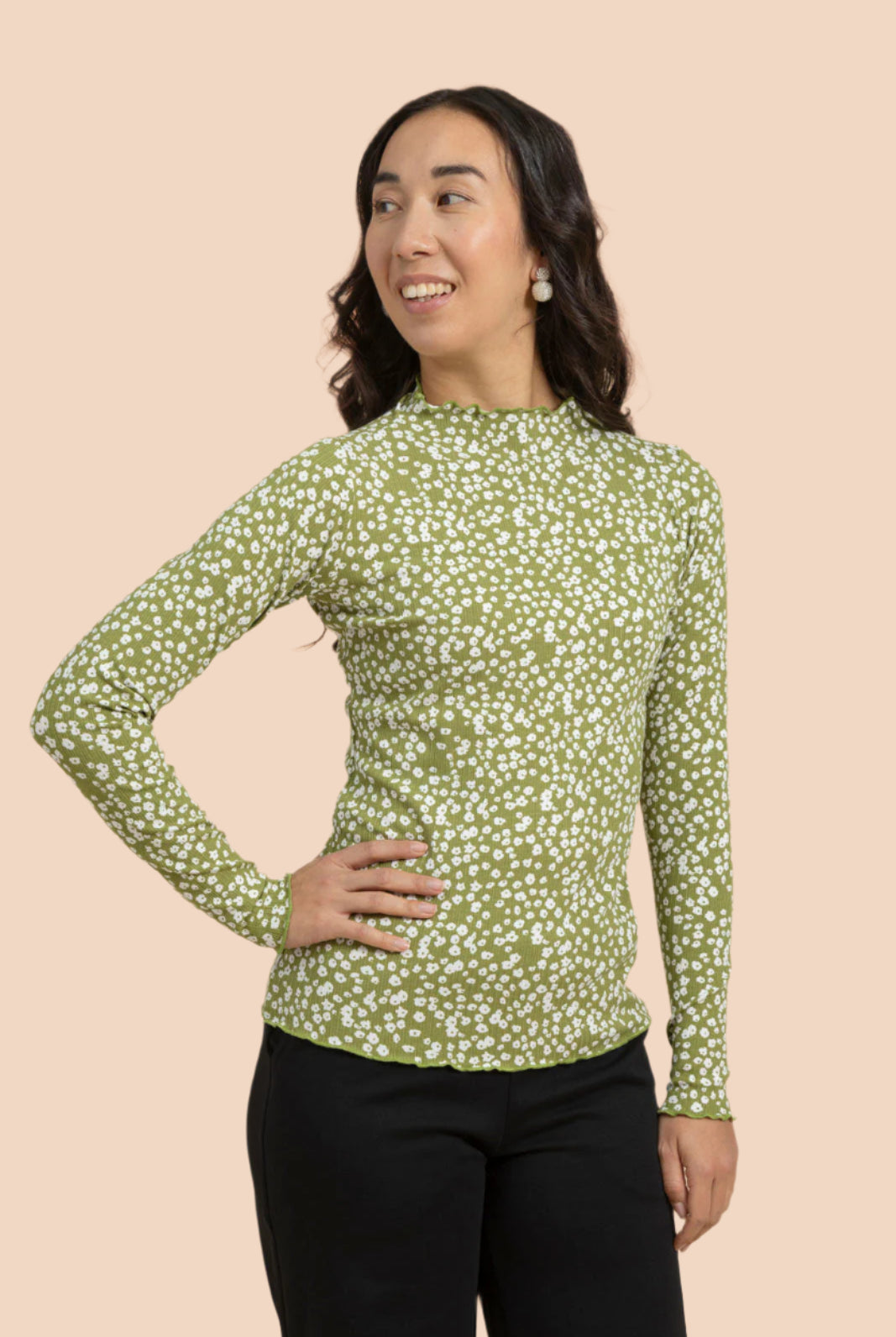 Naisten vihreä pitkähihainen paita minimalistisella kuosilla