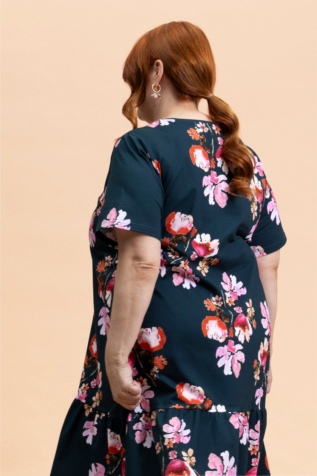 Naisten tummansininen t-paitamekko kukkakuosilla | modelheight:166, size:XL