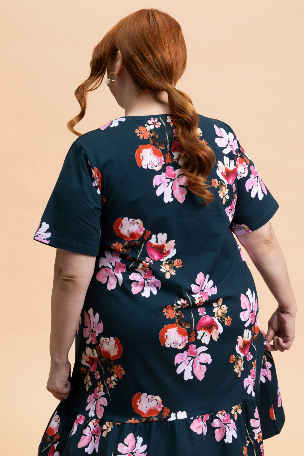 Naisten tummansininen t-paitamekko kukkakuosilla | modelheight:166, size:XL