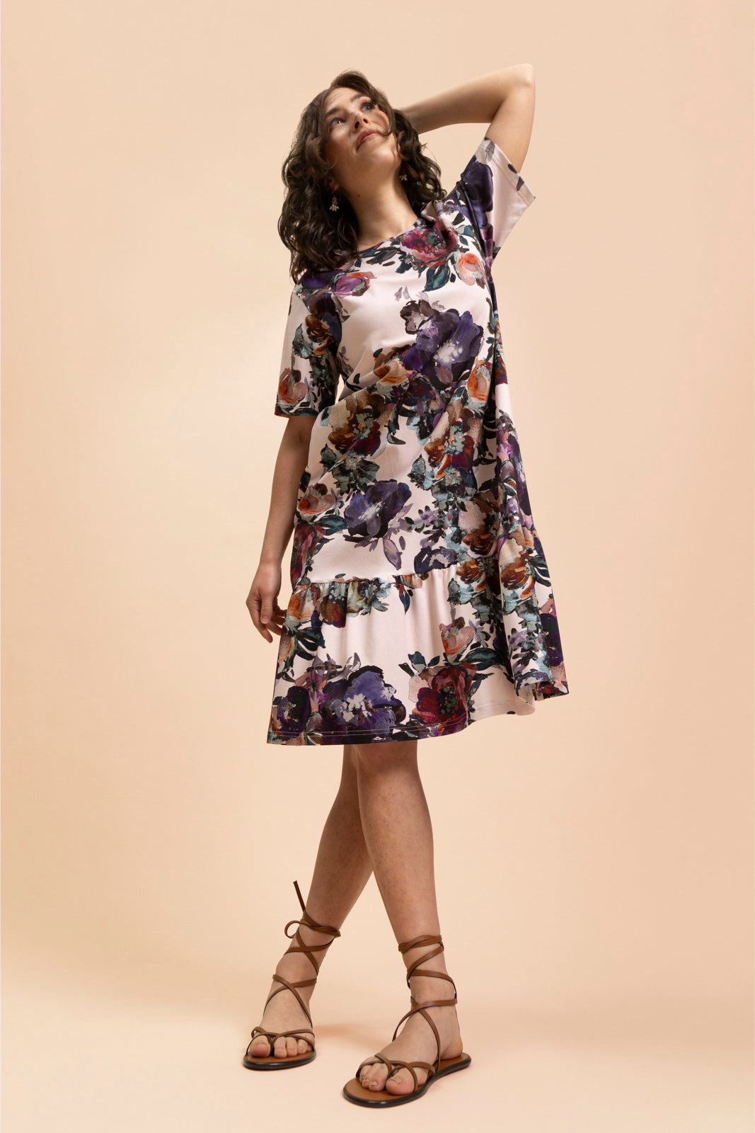 Naisten trikoinen t-paitamekko kukkakuosilla | modelheight:164, size:XS