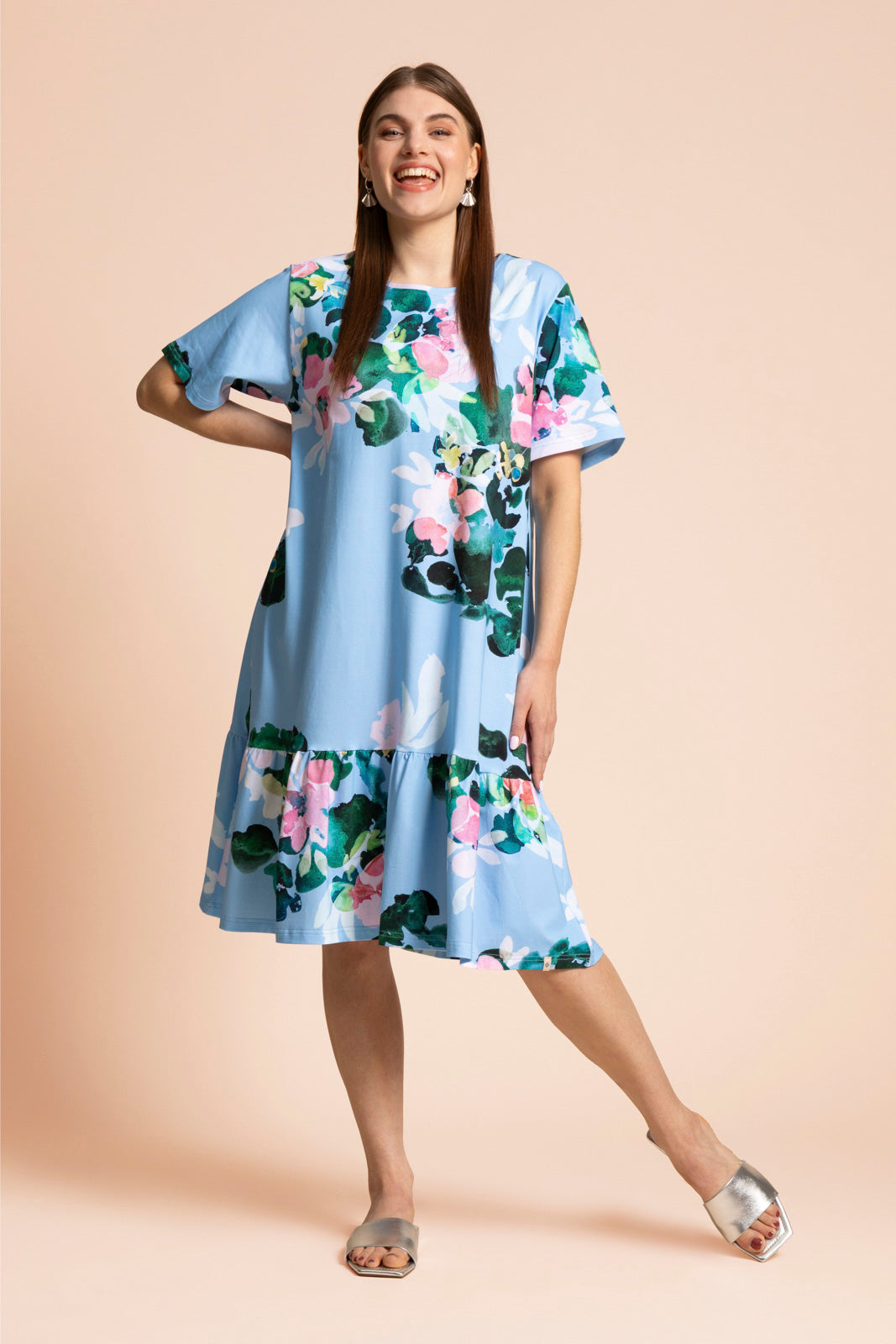 Naisten sininen t-paita mekko kukkakuosilla | modelheight:162, size:M