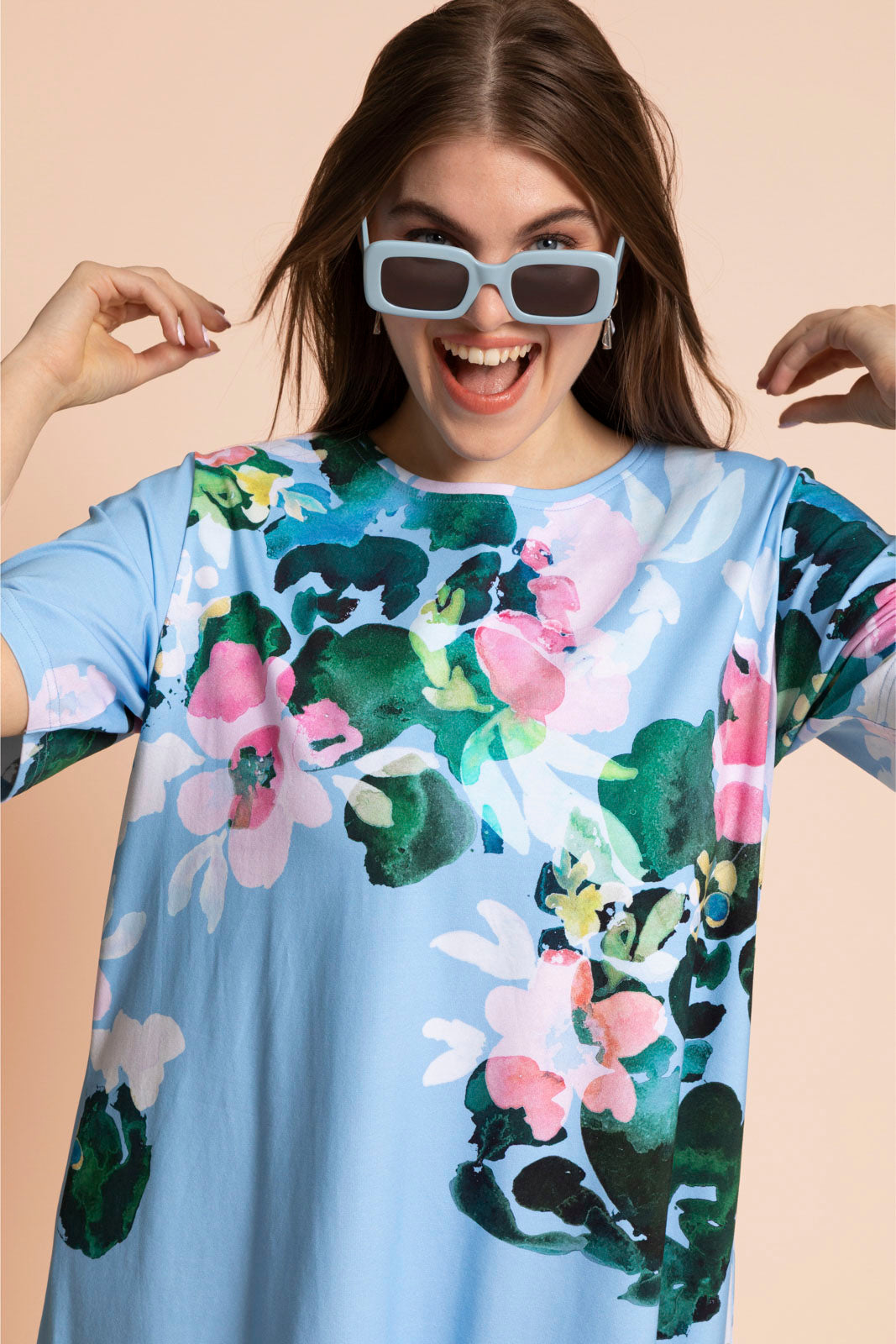 Naisten sininen t-paita mekko kukkakuosilla | modelheight:162, size:M