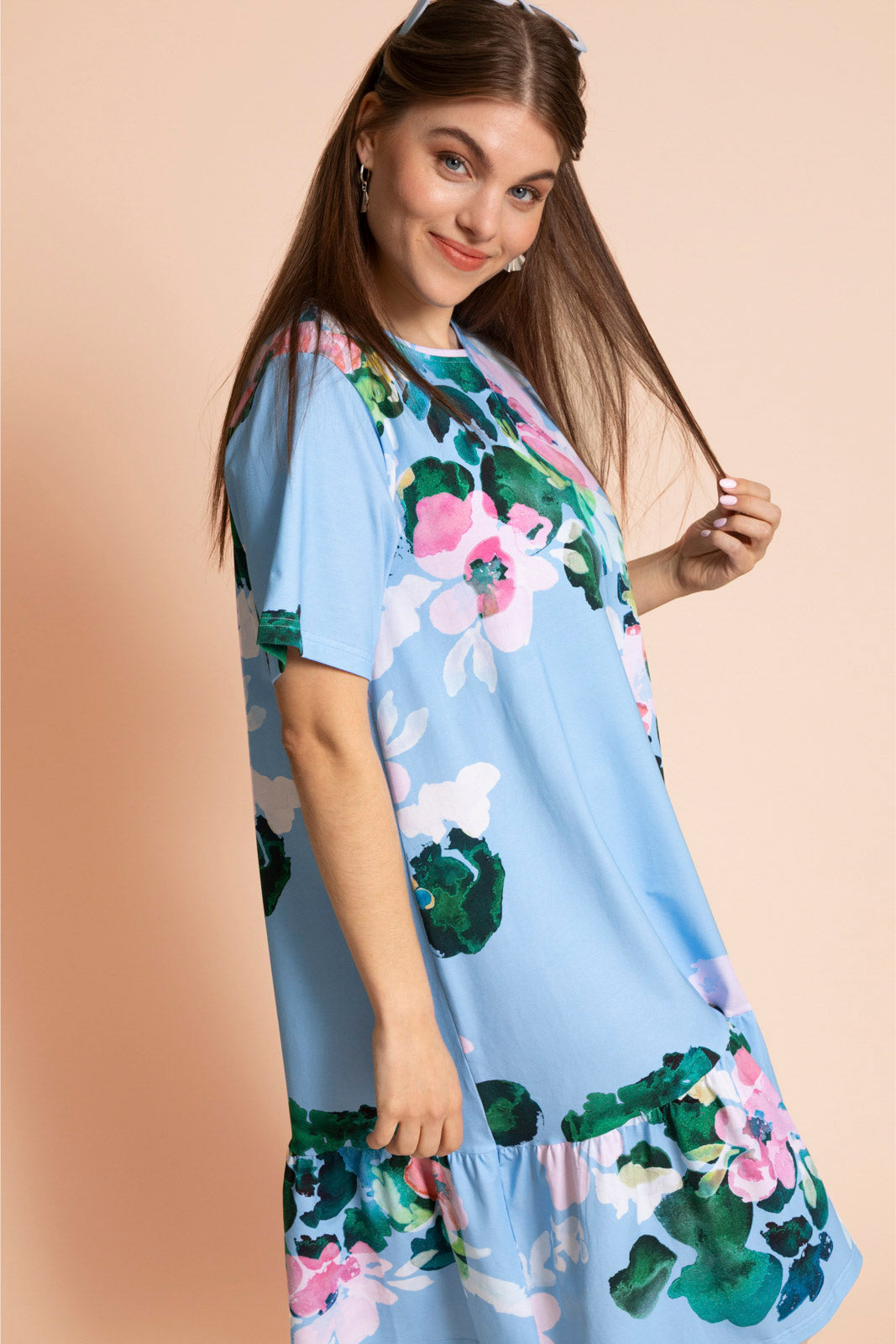 Naisten sininen t-paita mekko kukkakuosilla | modelheight:162, size:M