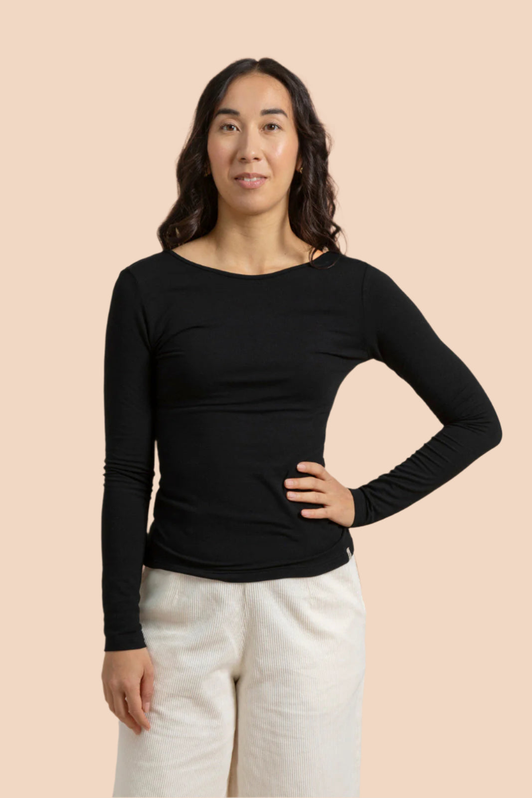 Naisten musta pitkähihainen paita