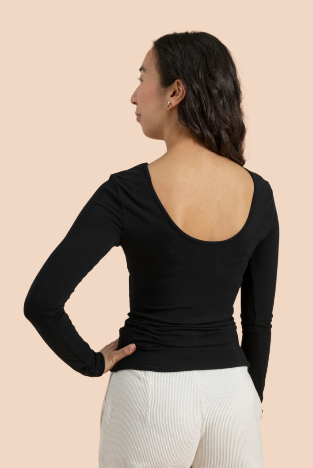 Naisten musta pitkähihainen paita