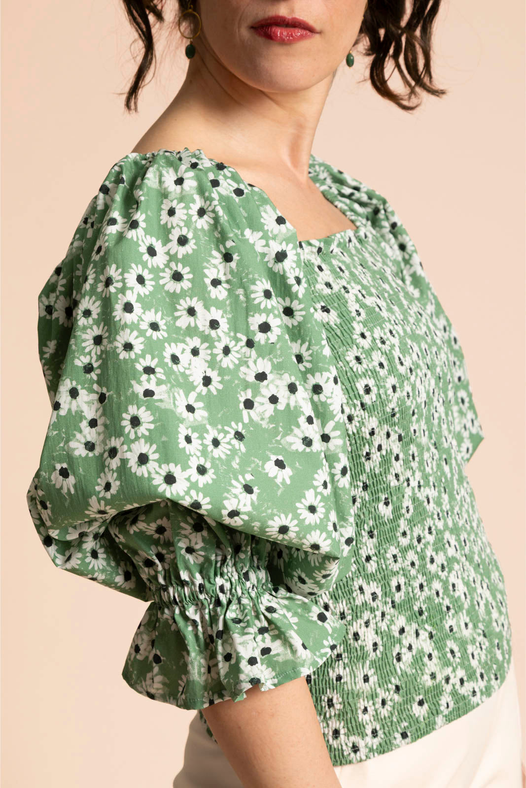 Naisten vihreä puhvihihainen paita minimalistisella kukkakuosilla | modelheight:163, size:XS