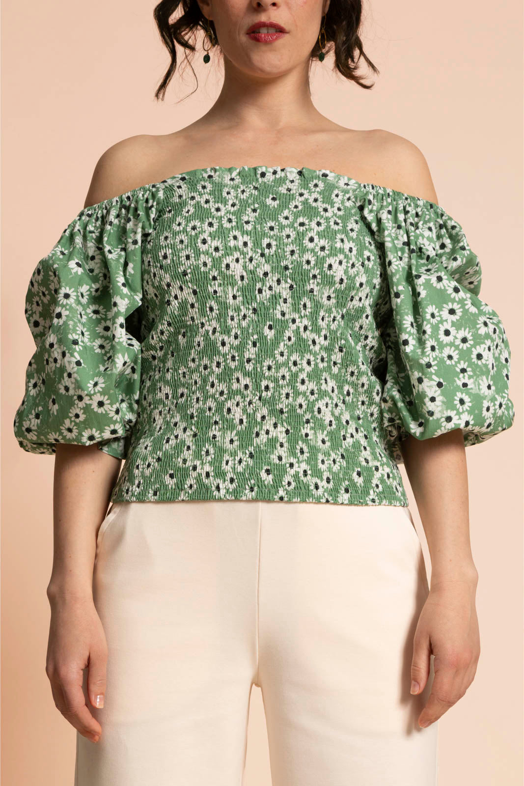 Naisten vihreä puhvihihainen paita minimalistisella kukkakuosilla | modelheight:163, size:XS