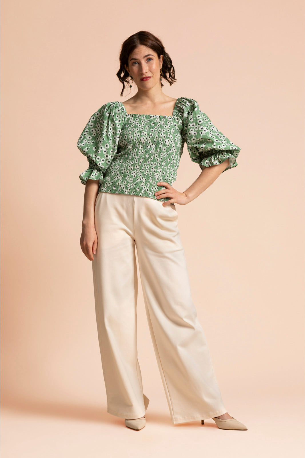 Naisten vihreä puhvihihainen paita minimalistisella kukkakuosilla | modelheight:163, size:XS