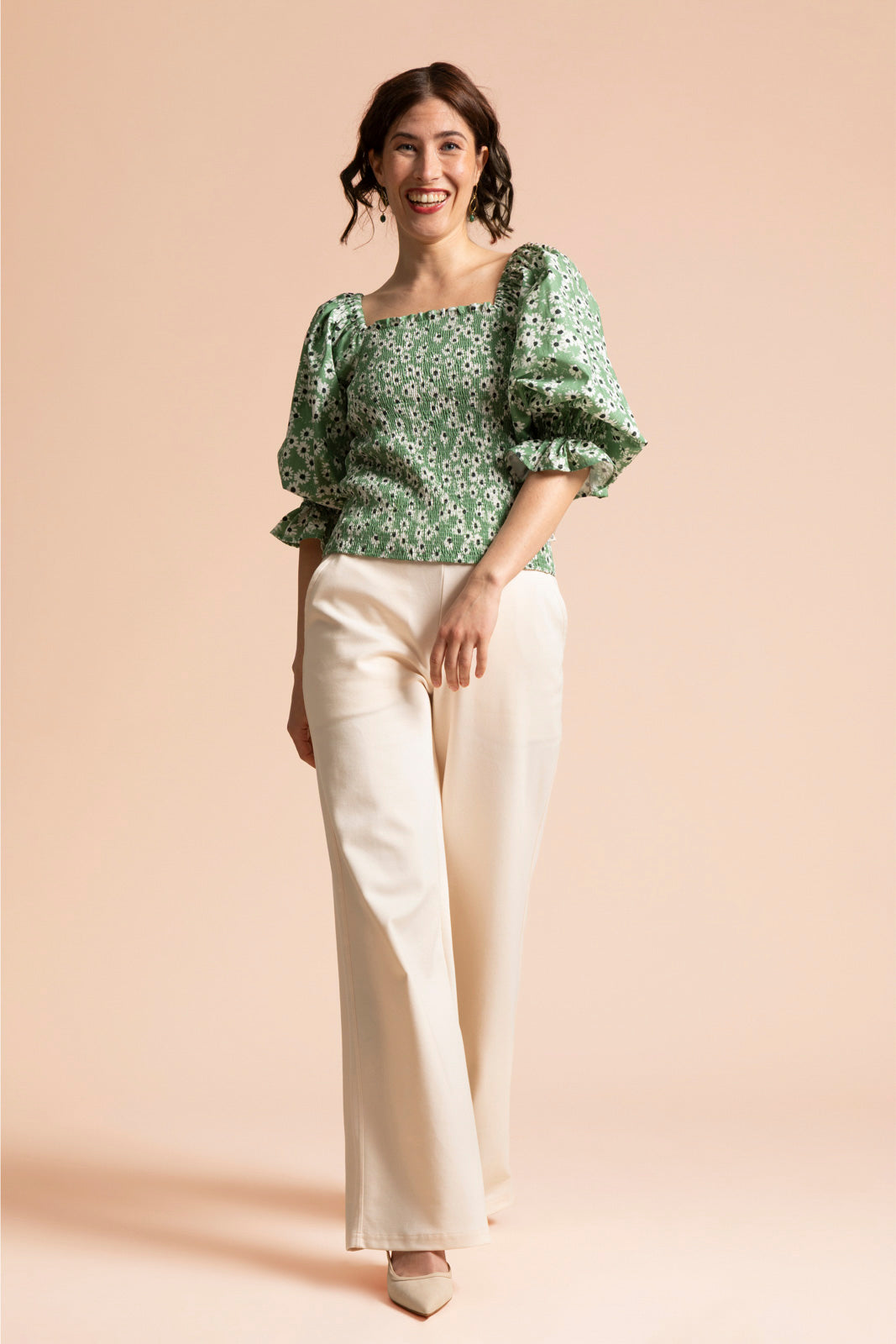 Naisten vihreä puhvihihainen paita minimalistisella kukkakuosilla | modelheight:163, size:XS