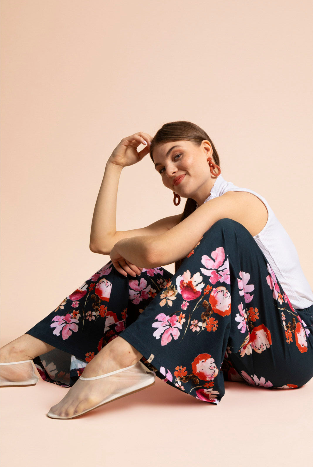 Naisten tummansiniset trikooculottes-housut kukkakuviolla | modelheight:162, size:M