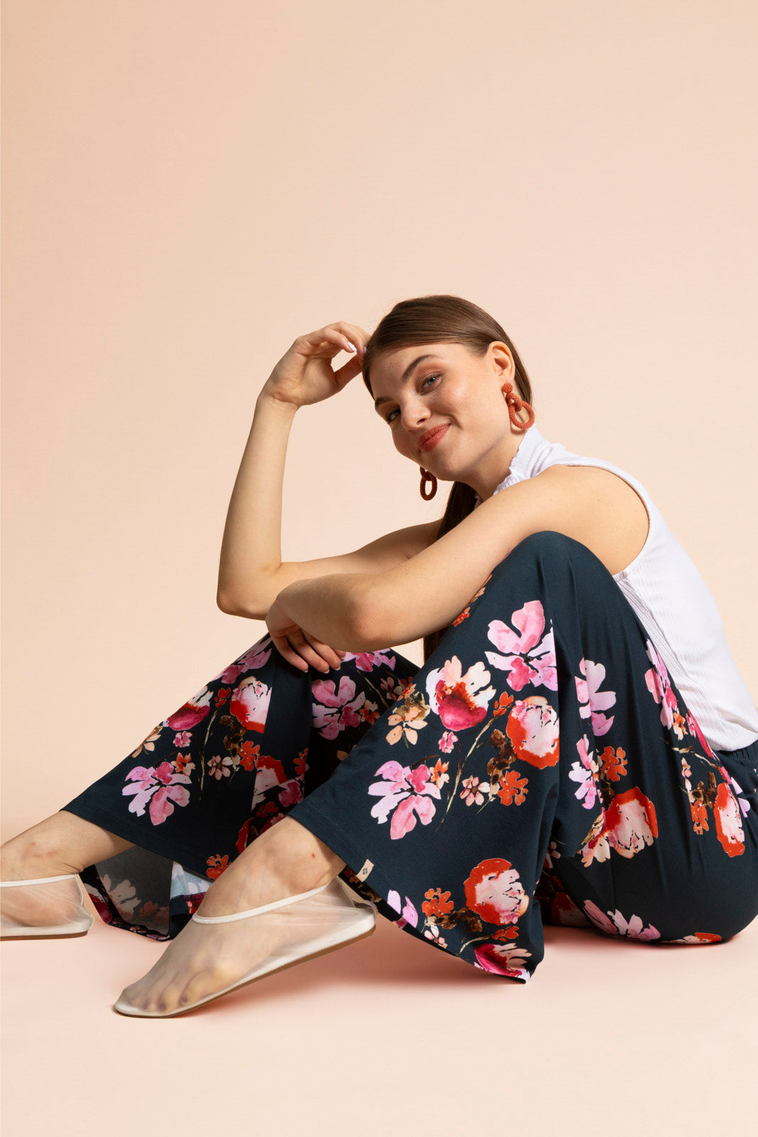 Naisten tummansiniset trikooculottes-housut kukkakuviolla | modelheight:162, size:M