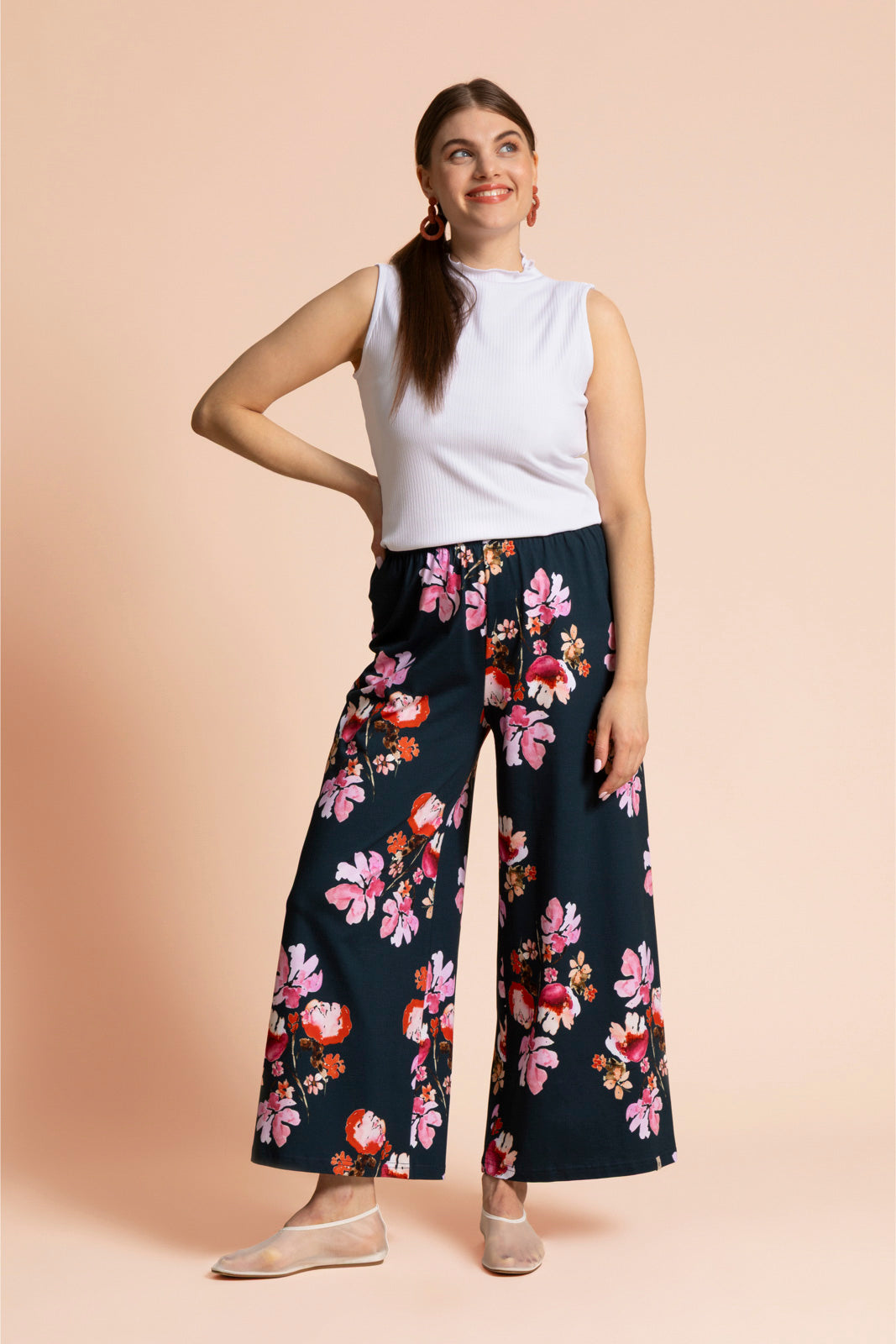 Naisten tummansiniset trikooculottes-housut kukkakuviolla | modelheight:162, size:M