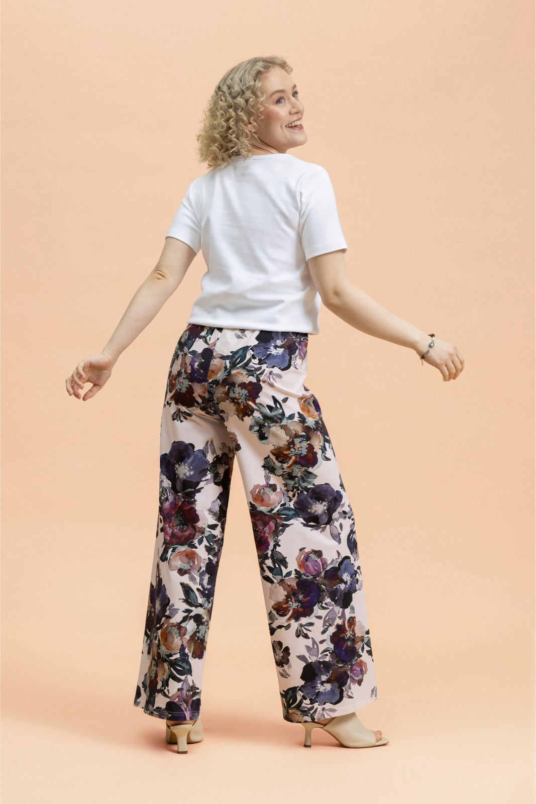 Naisten täyspitkät trikoohousut kukkakuosilla| modelheight:164, size:XS