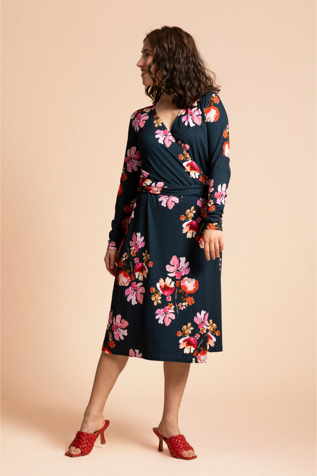 Naisten tummansininen kietasumekko kukkakuosilla | modelheight:163, size:XS