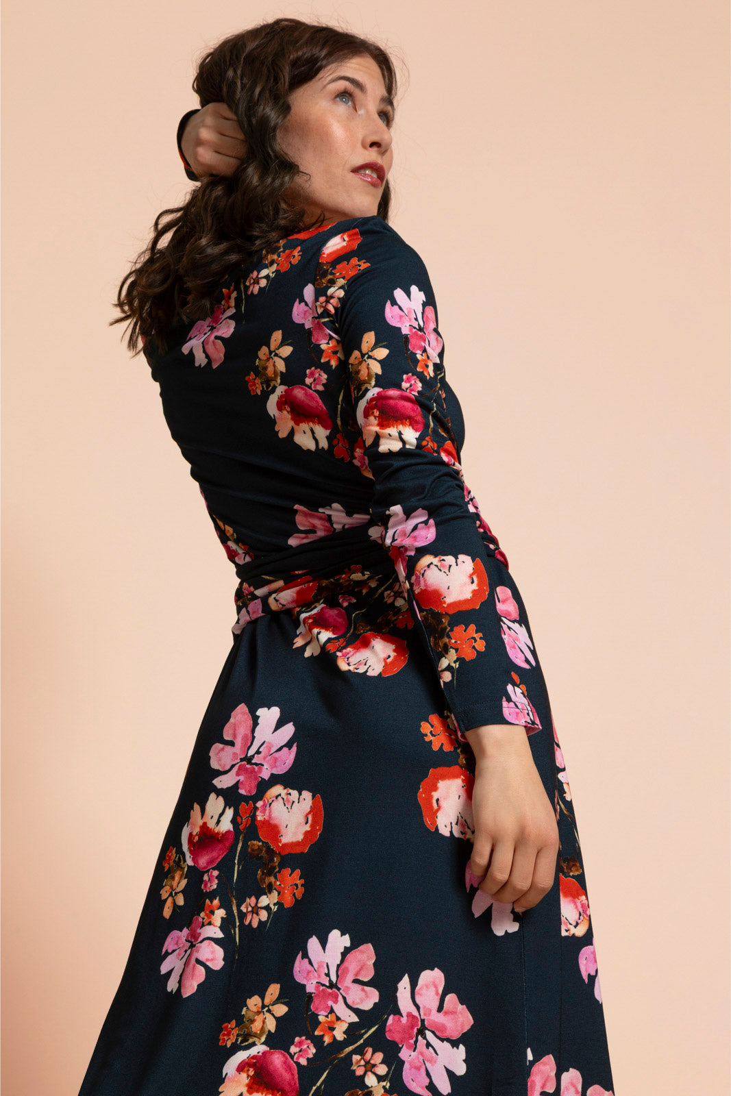 Naisten tummansininen kietasumekko kukkakuosilla | modelheight:163, size:XS