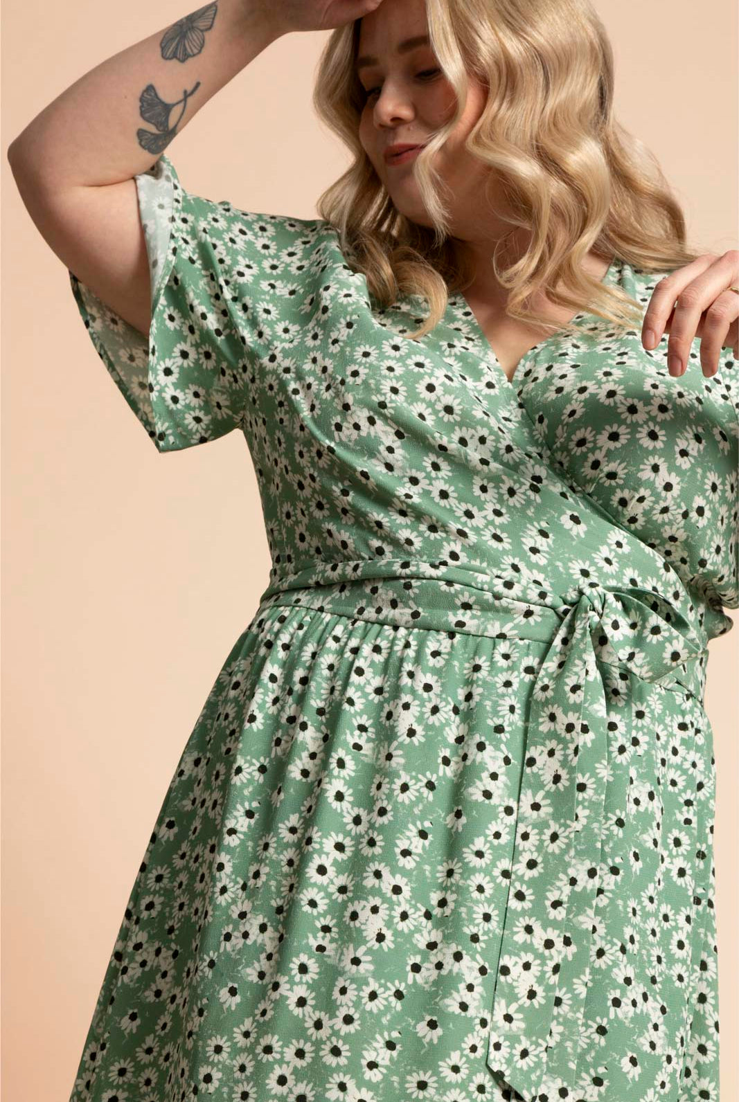 Naisten vihreä juhlamekko minimalistisella kukkakuosilla| modelheight:168, size:XL