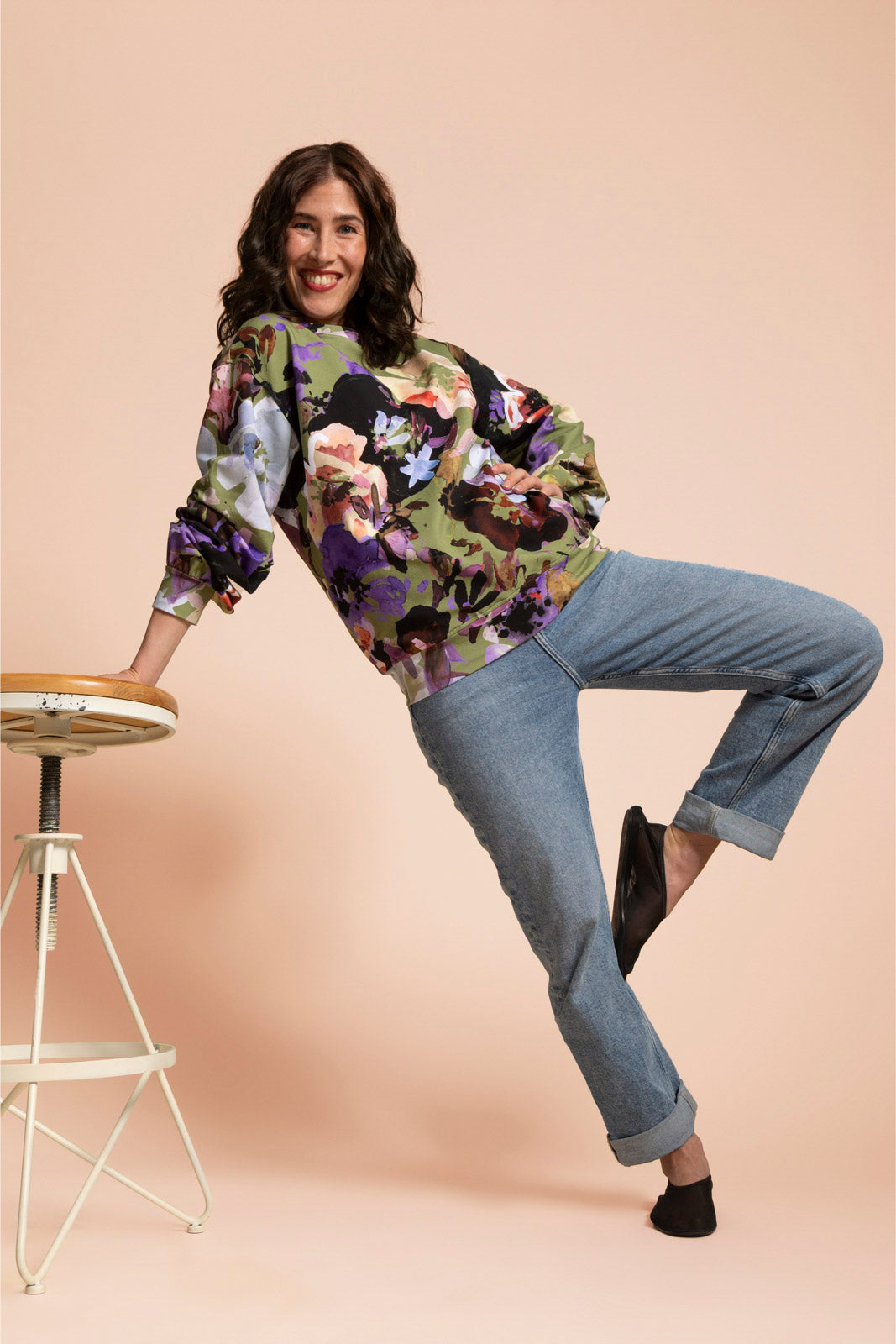 Naisten vihreä collagepaita kukkakuosilla | modelheight:163, size:XS