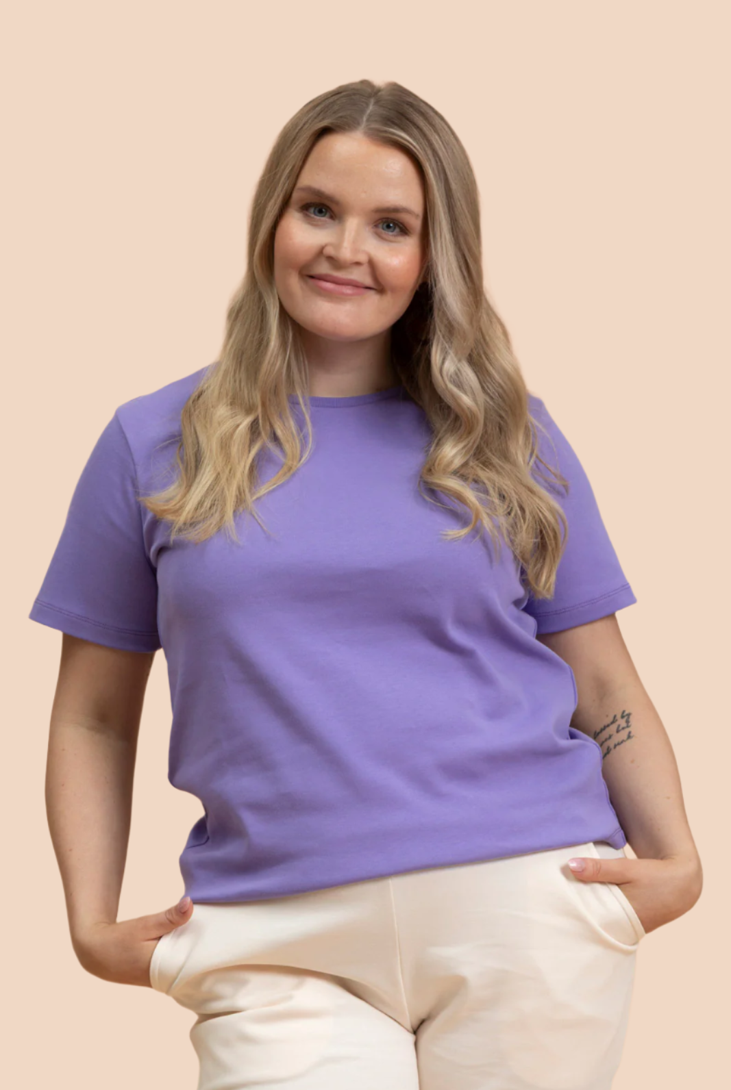Naisten laventelin värinen t-paita
