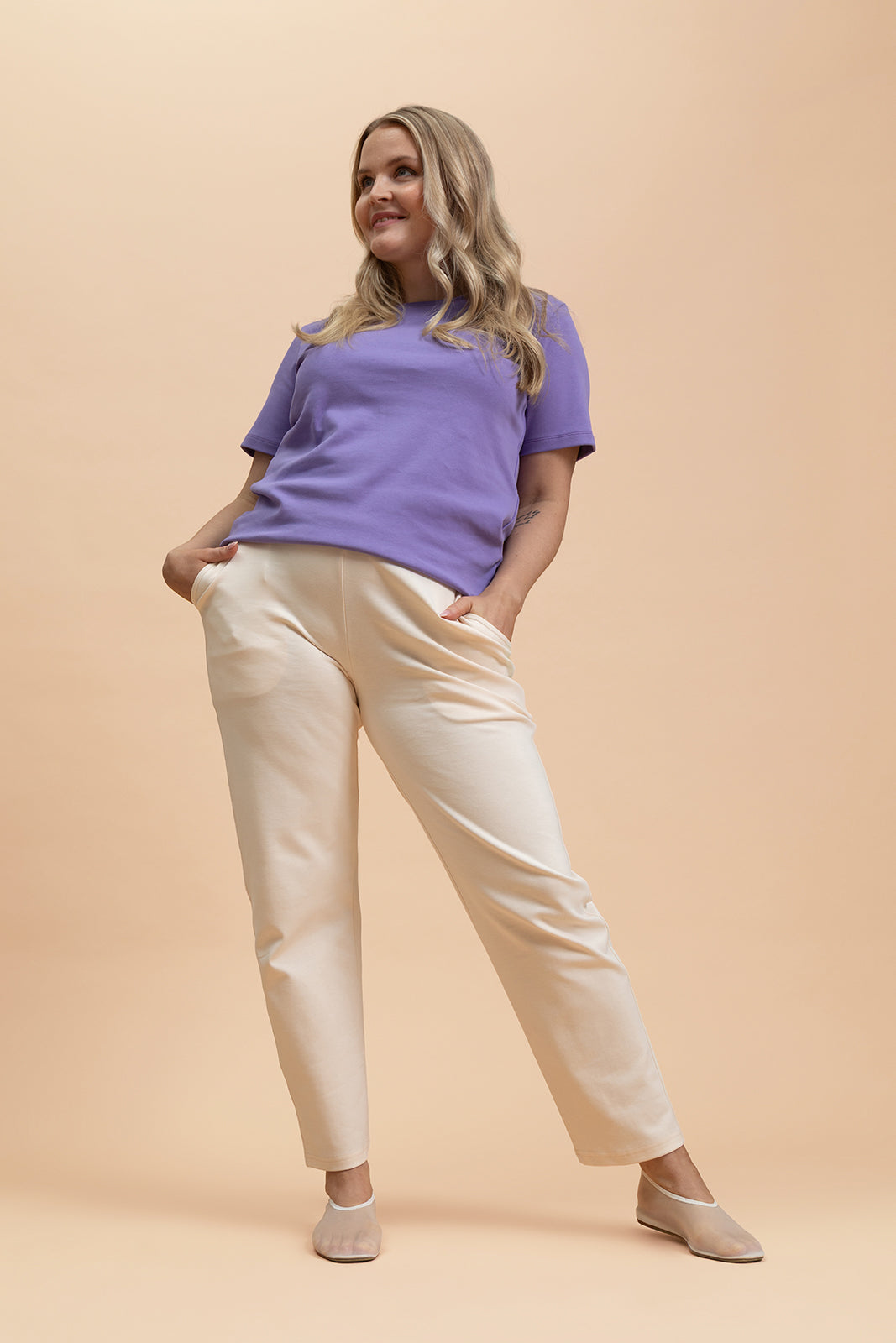 Naisten kermanvalkoiset siistit housut | modelheight:166, size:M