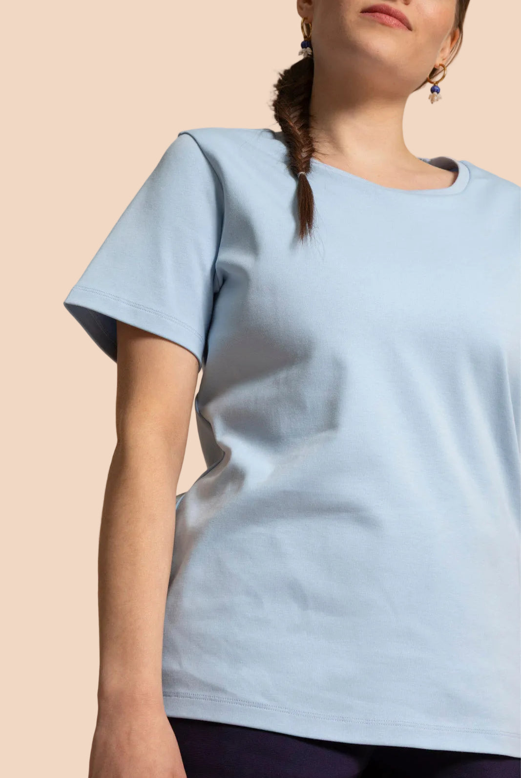 Naisten vaaleansininen t-paita | modelheight:162, size:M