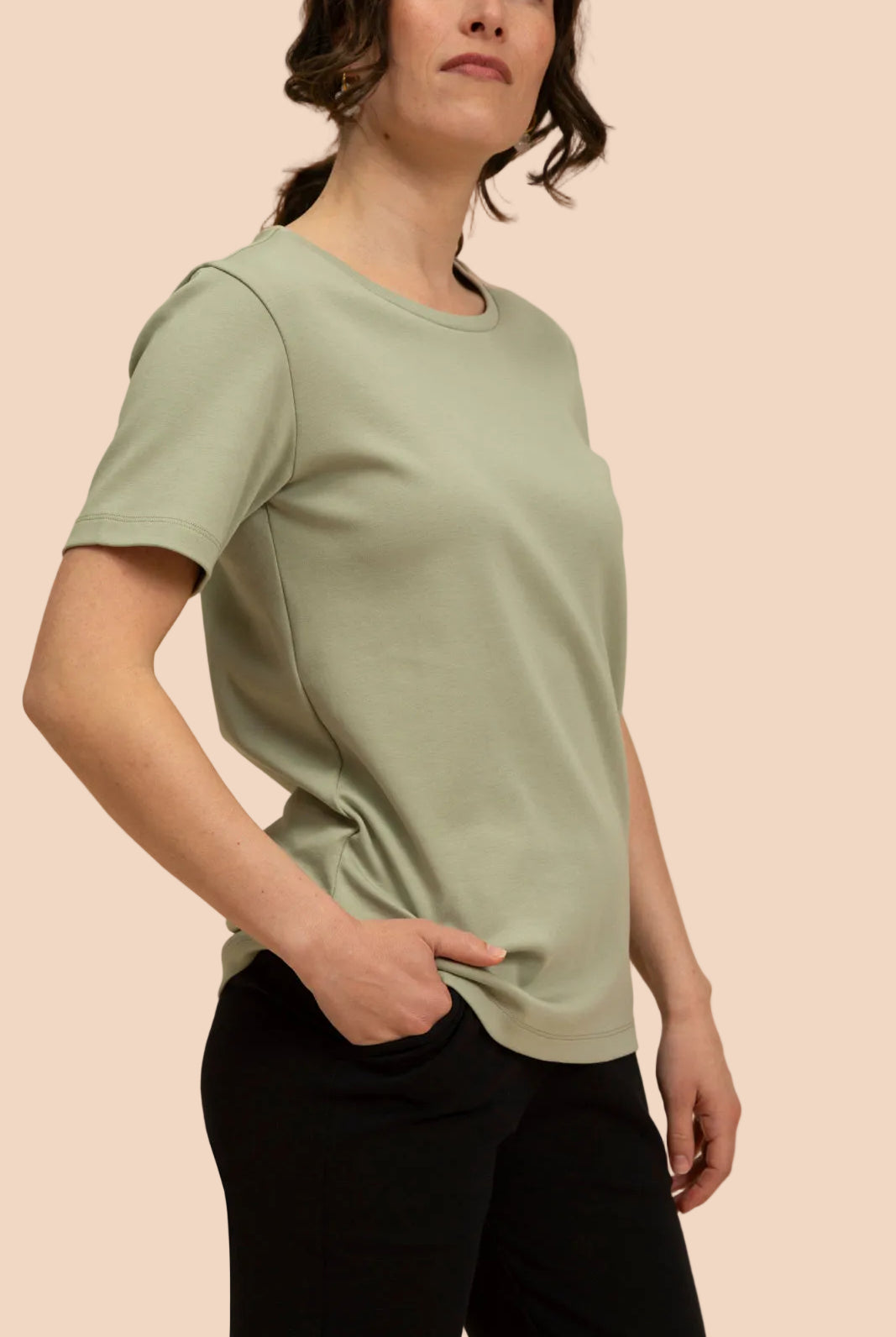 Naisten vihreä t-paita | modelheight:163, size:XS