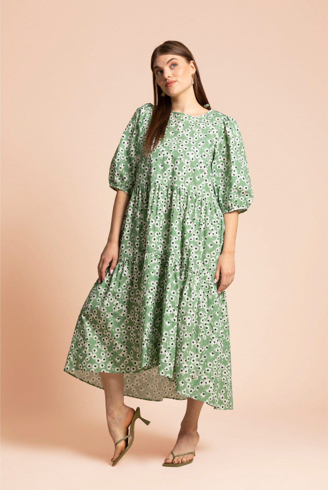 Naisten midi-mittainen kukallinen mekko vihreällä pohjalla | modelheight:162, size:M