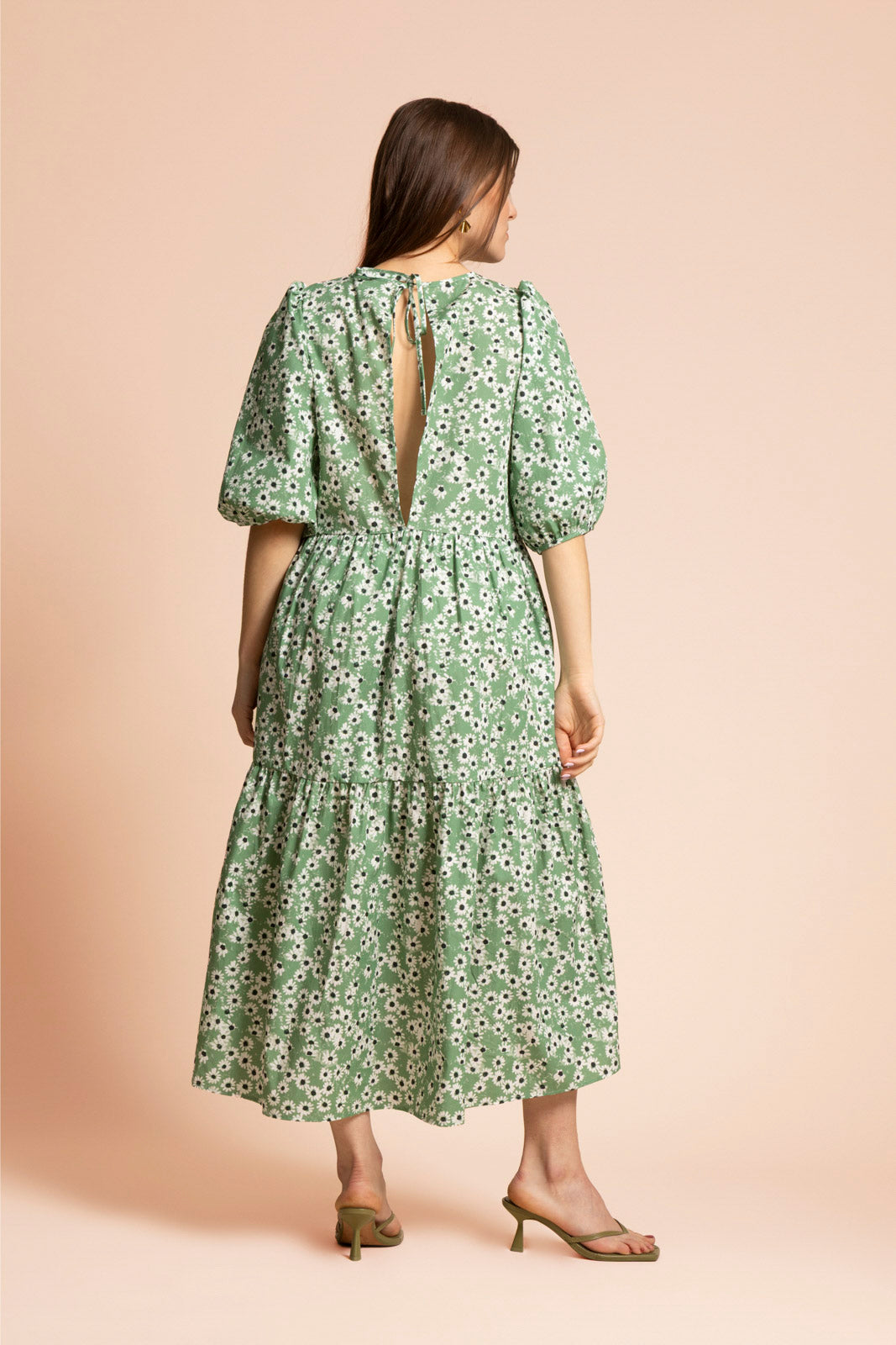 Naisten midi-mittainen kukallinen mekko vihreällä pohjalla | modelheight:162, size:M