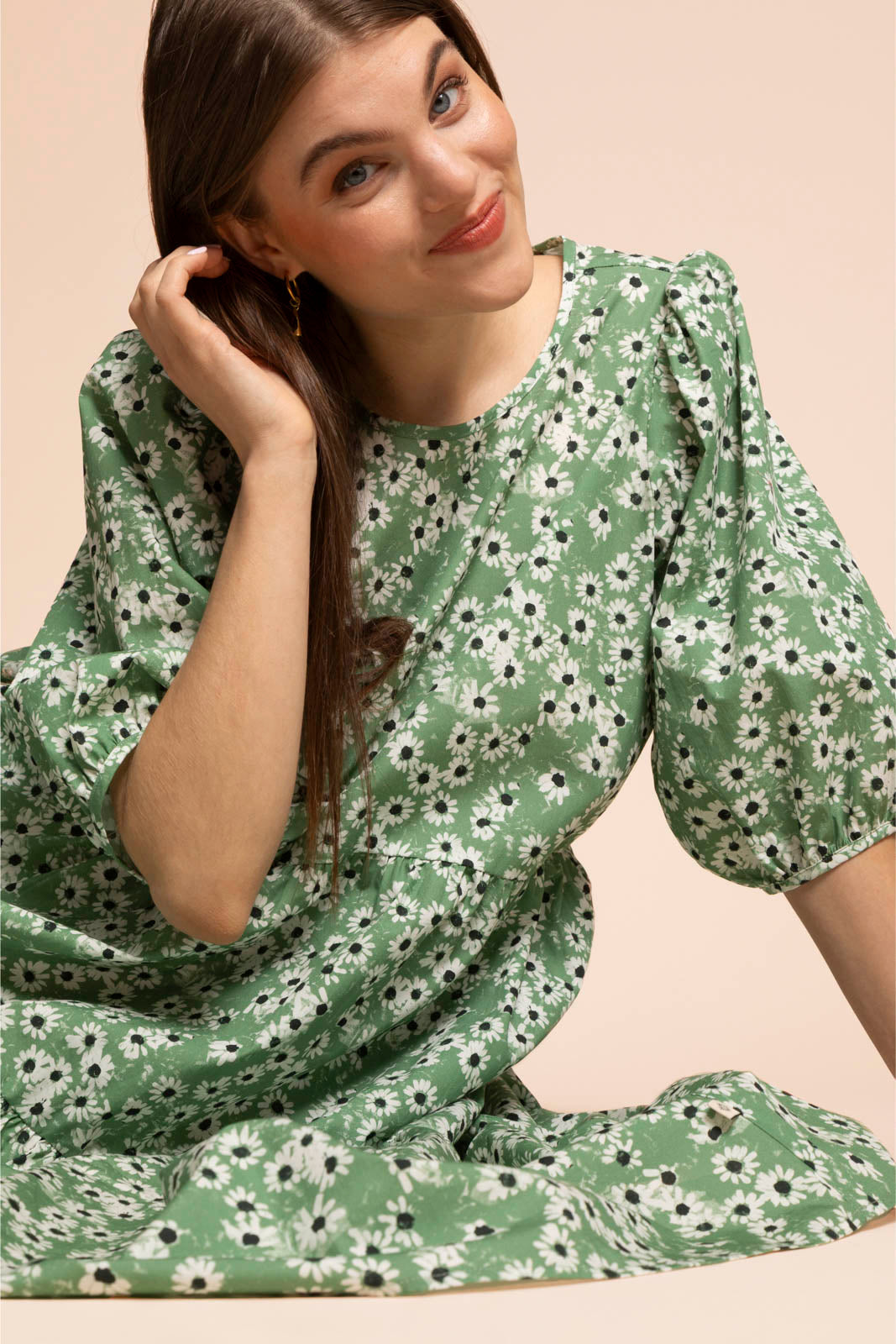 Naisten midi-mittainen kukallinen mekko vihreällä pohjalla | modelheight:162, size:M