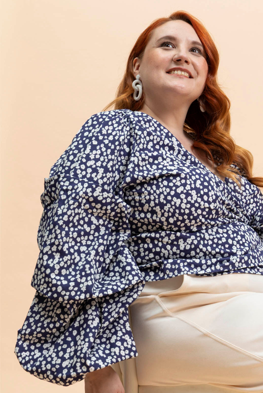 Naisten tummasininen kietaisupaita minimalistisella kukkakuosilla | modelheight:166, size:XL