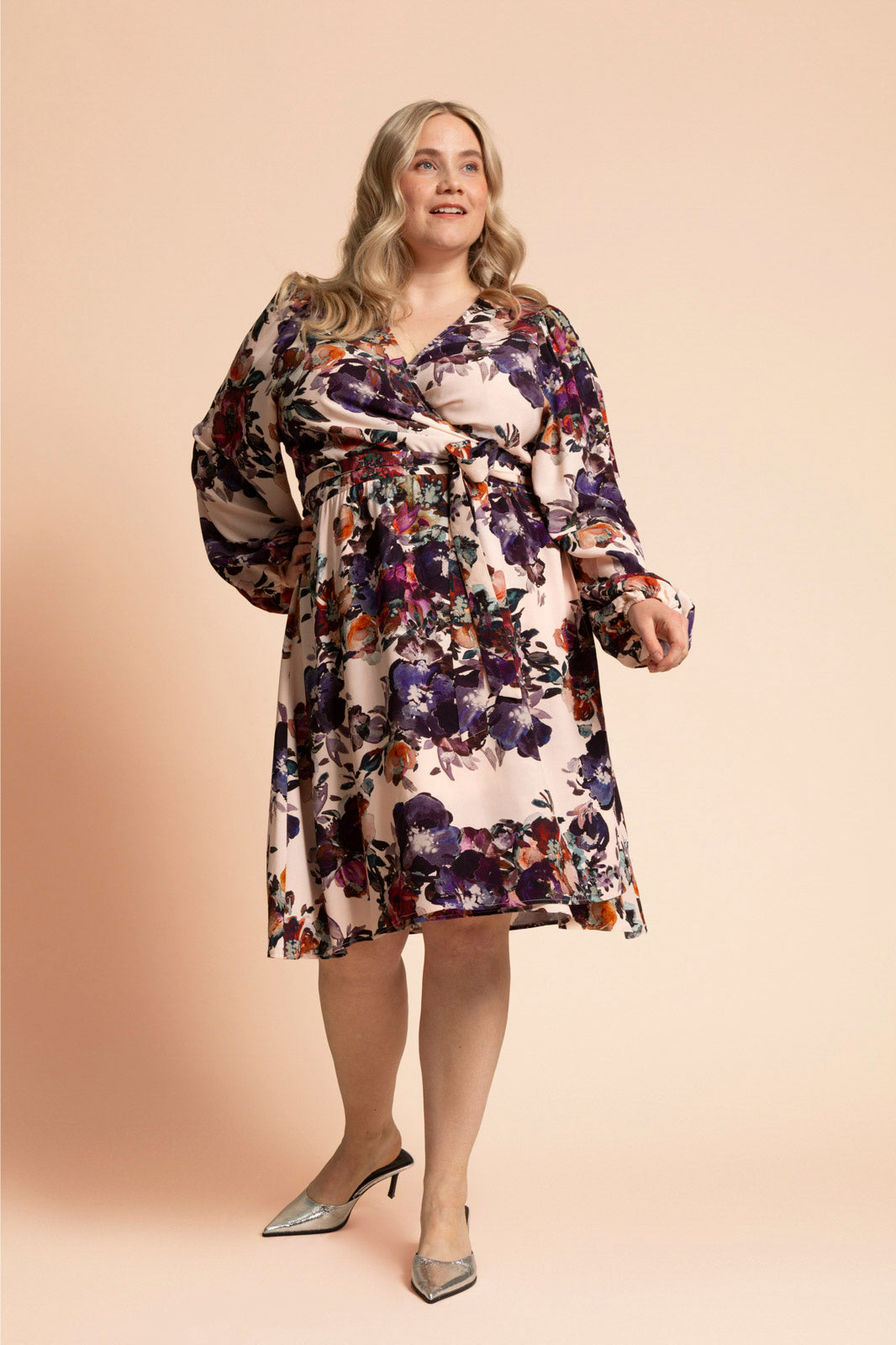Naisten kietaisumekko kukkakuosilla| modelheight:168, size:XL