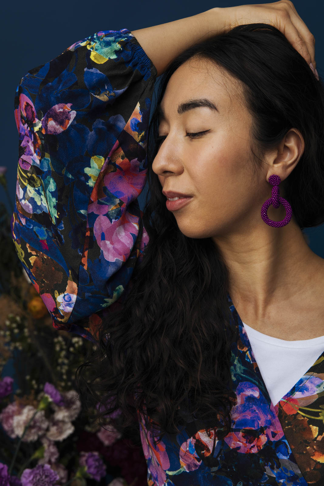 Naisten värikäs viskoosikreppimekko kukkakuosilla | modelheight:169, size:XS