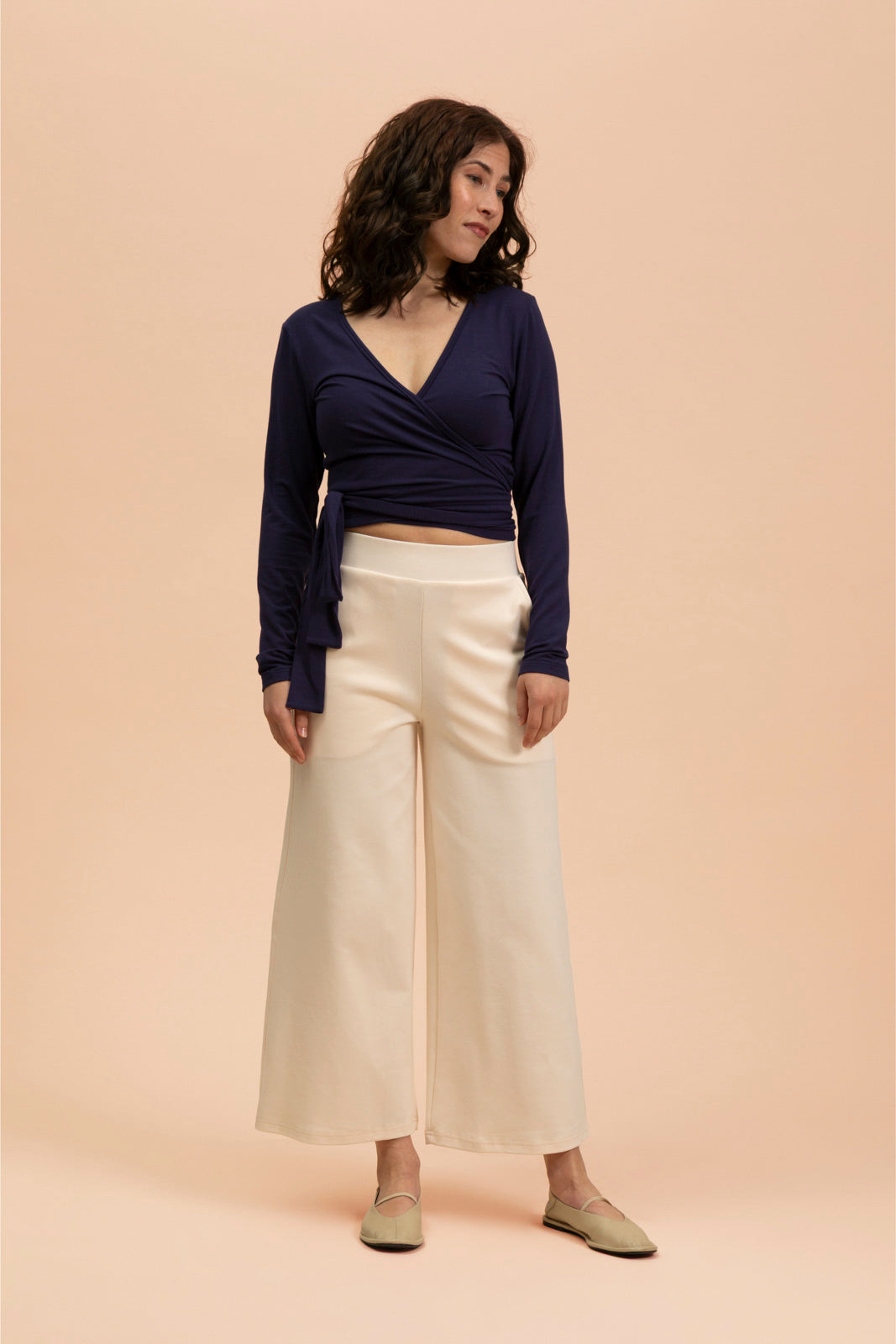 Naisten kermanvalkoiset culottes-housut | modelheight:163, size:XS