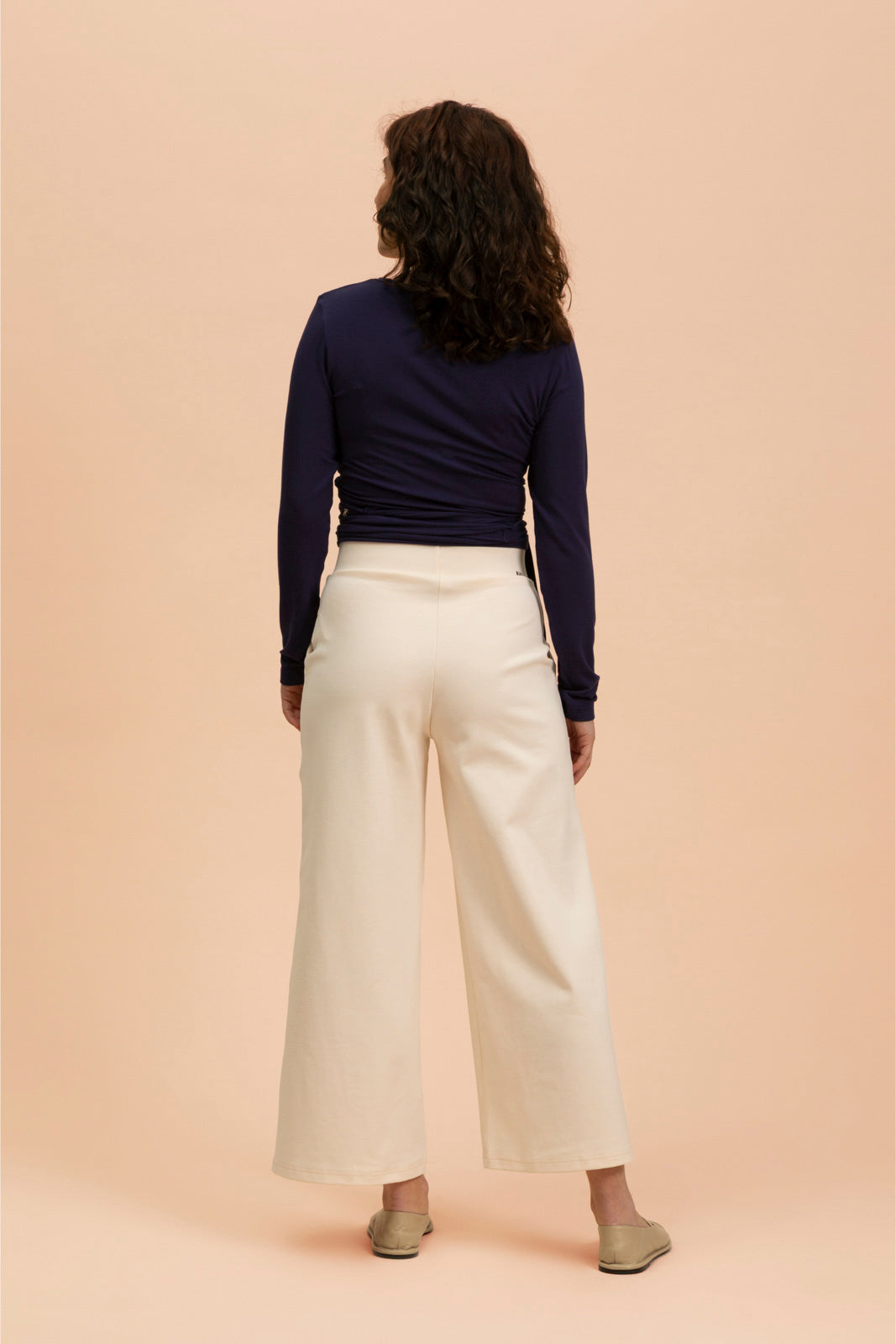 Naisten kermanvalkoiset culottes-housut | modelheight:163, size:XS