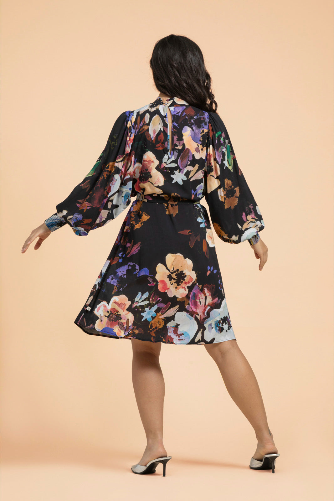 Naisten musta juhlamekko isolla kukkakuosilla | modelheight:169, size:XS